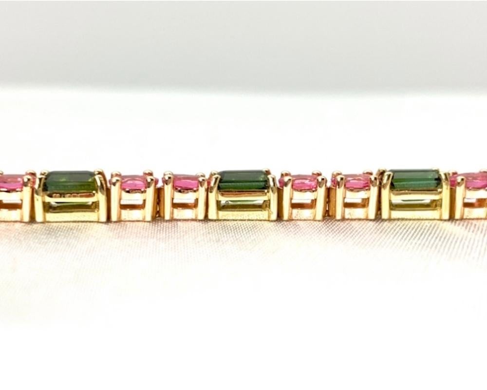 Taille émeraude Bracelet tennis en or rose, rose et jaune avec spinelle rose et tourmaline verte  en vente