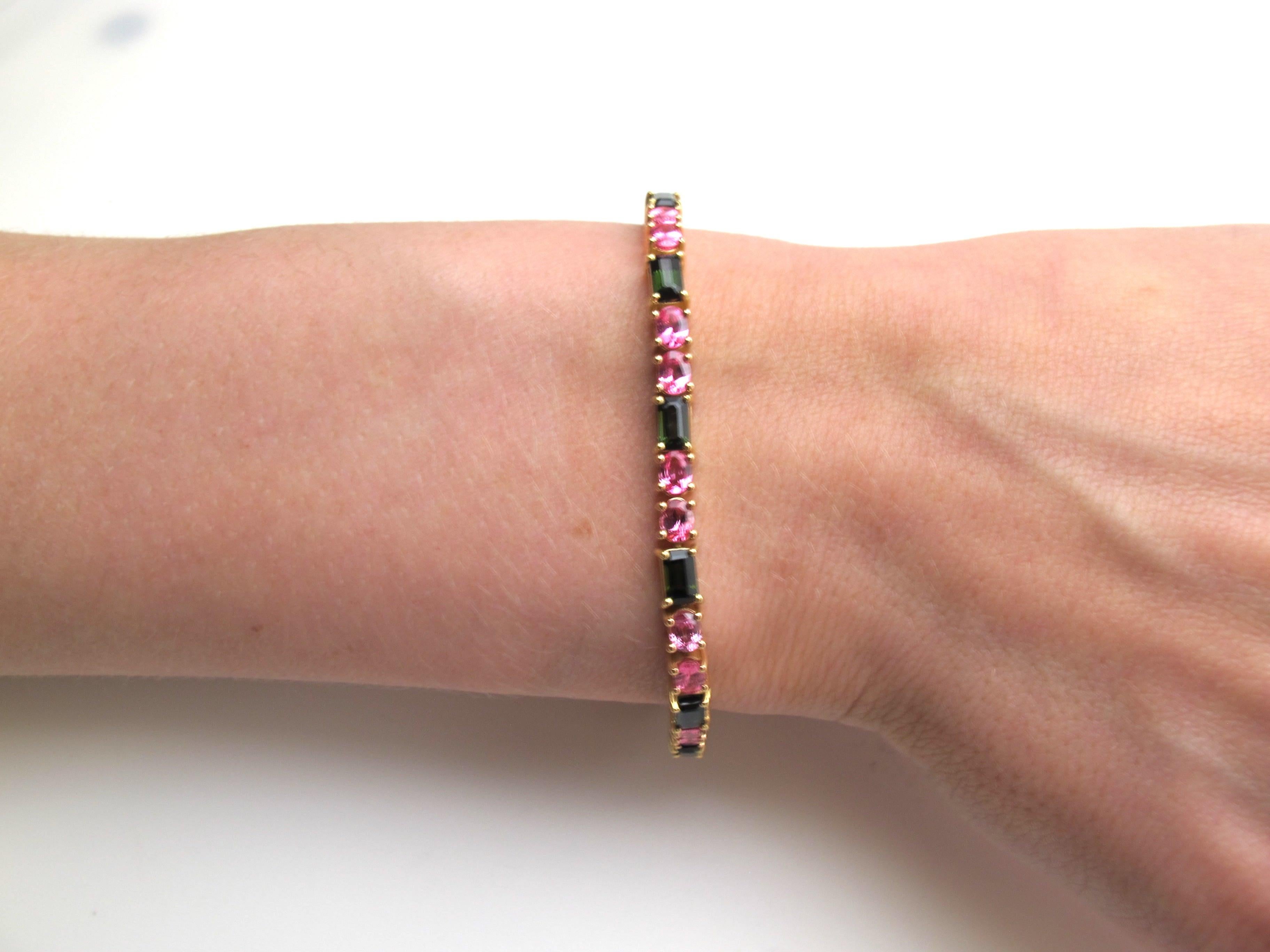 Tennisarmband aus rosa Spinell und grünem Turmalin, Roségold Damen im Angebot