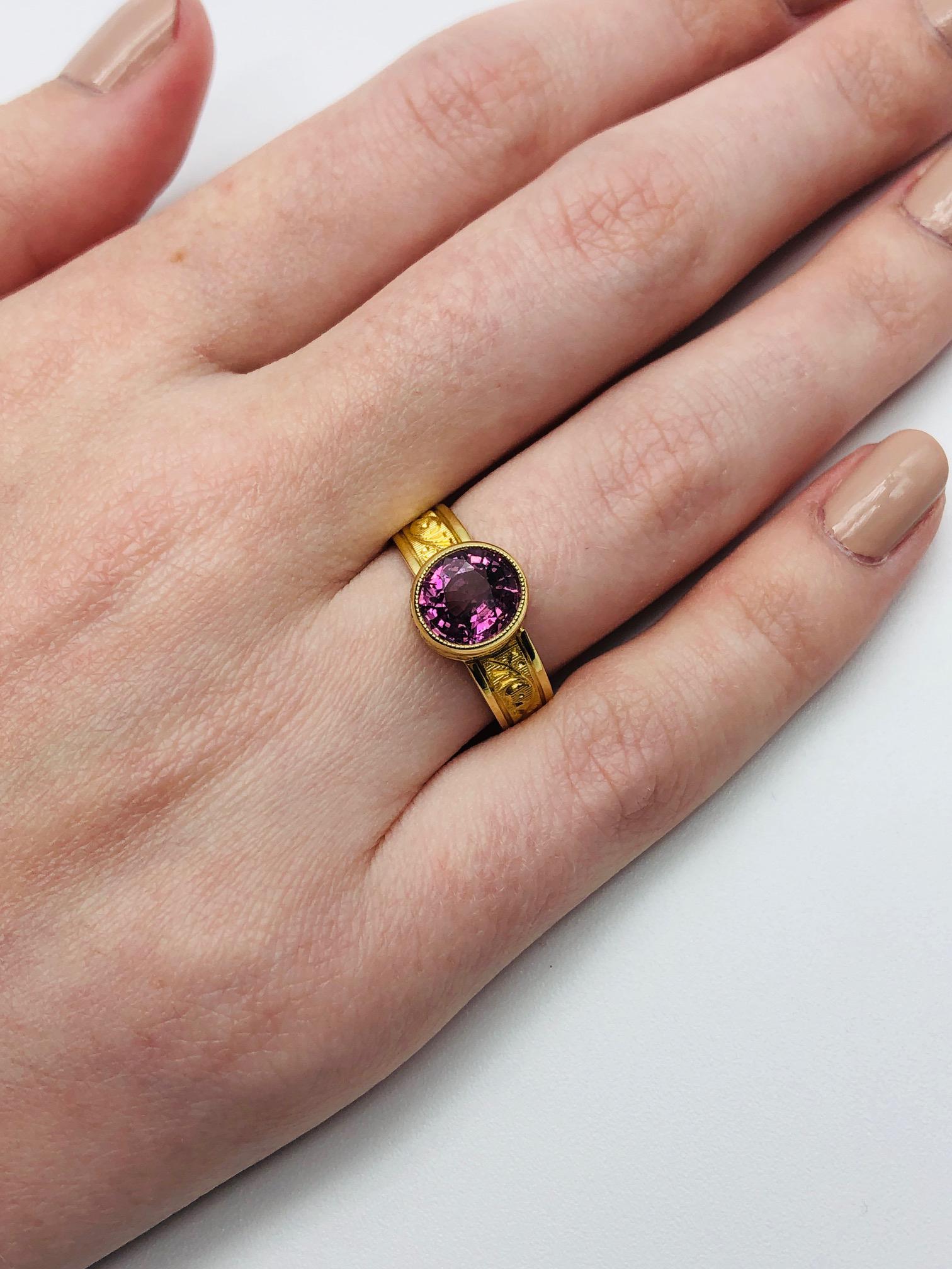 Pink Spinel and 18k Yellow Gold Hand-Engraved Band Ring, 1.93 Carats For Sale 8