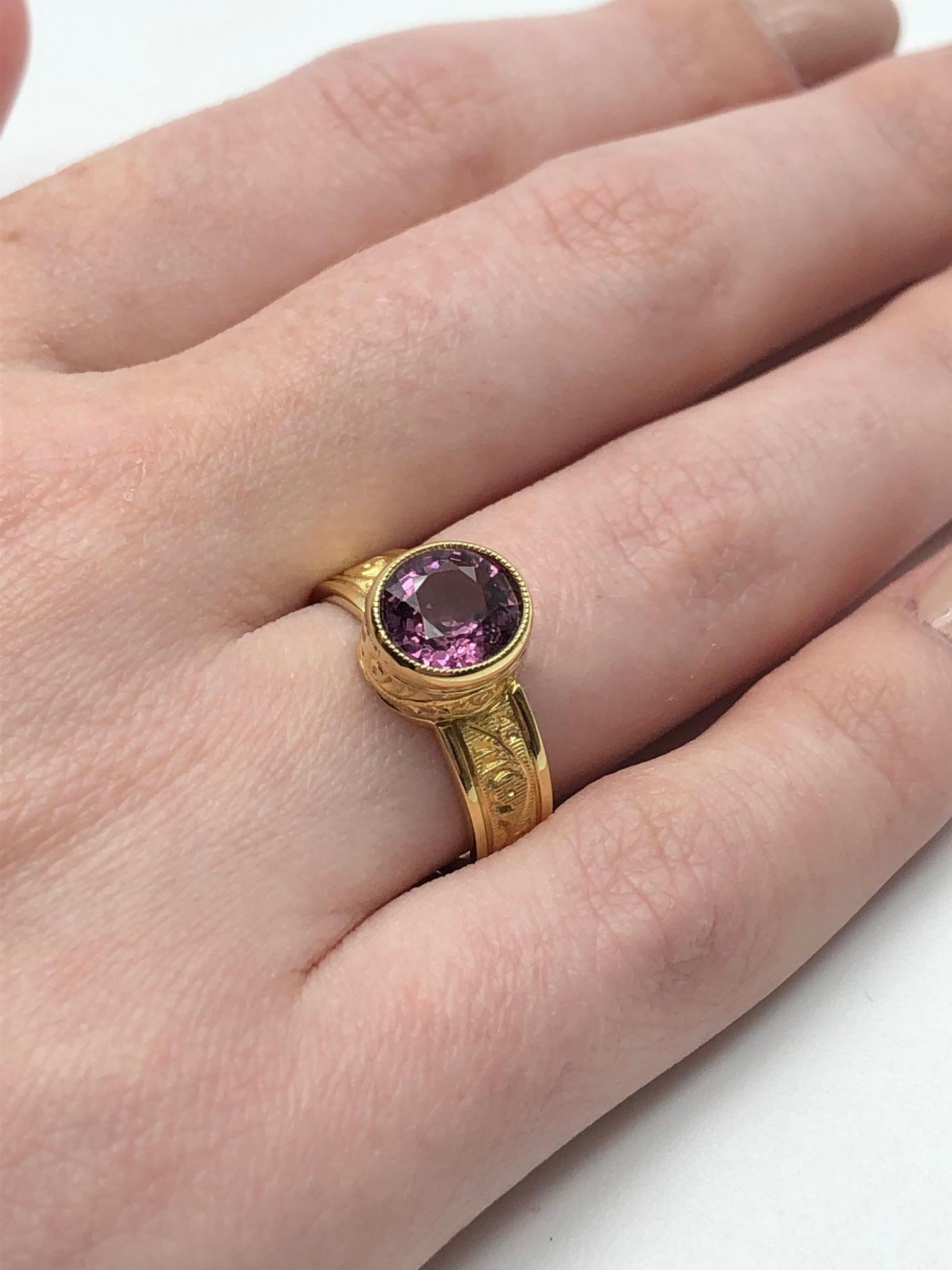 Pink Spinel and 18k Yellow Gold Hand-Engraved Band Ring, 1.93 Carats For Sale 7