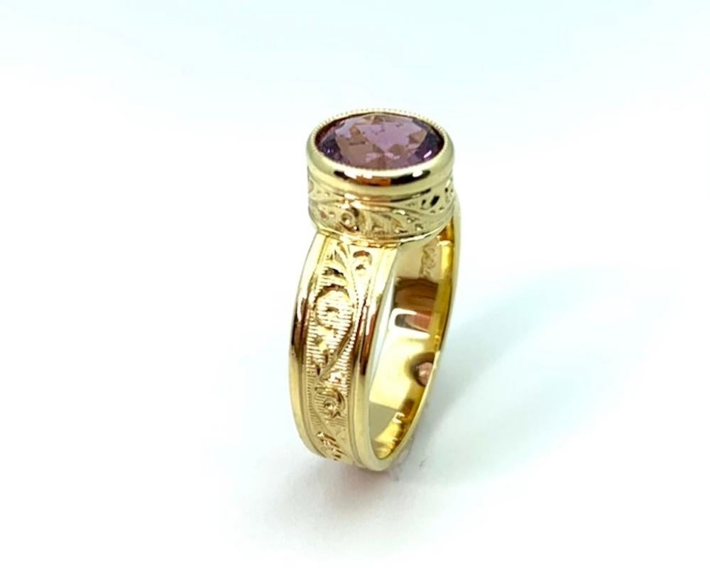 Artisan Pink Spinel and 18k Yellow Gold Hand-Engraved Band Ring, 1.93 Carats For Sale