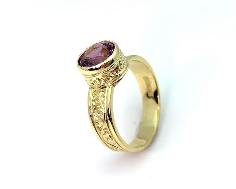 Oval Cut Pink Spinel and 18k Yellow Gold Hand-Engraved Band Ring, 1.93 Carats For Sale