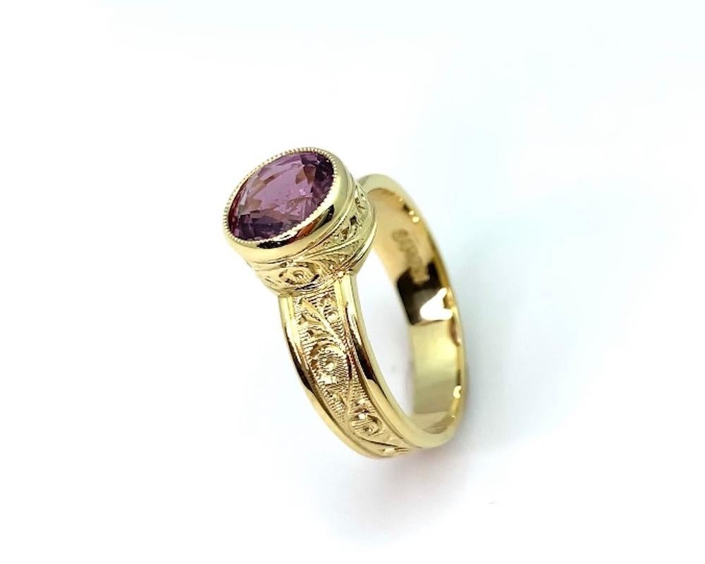 Pink Spinel and 18k Yellow Gold Hand-Engraved Band Ring, 1.93 Carats In New Condition For Sale In Los Angeles, CA
