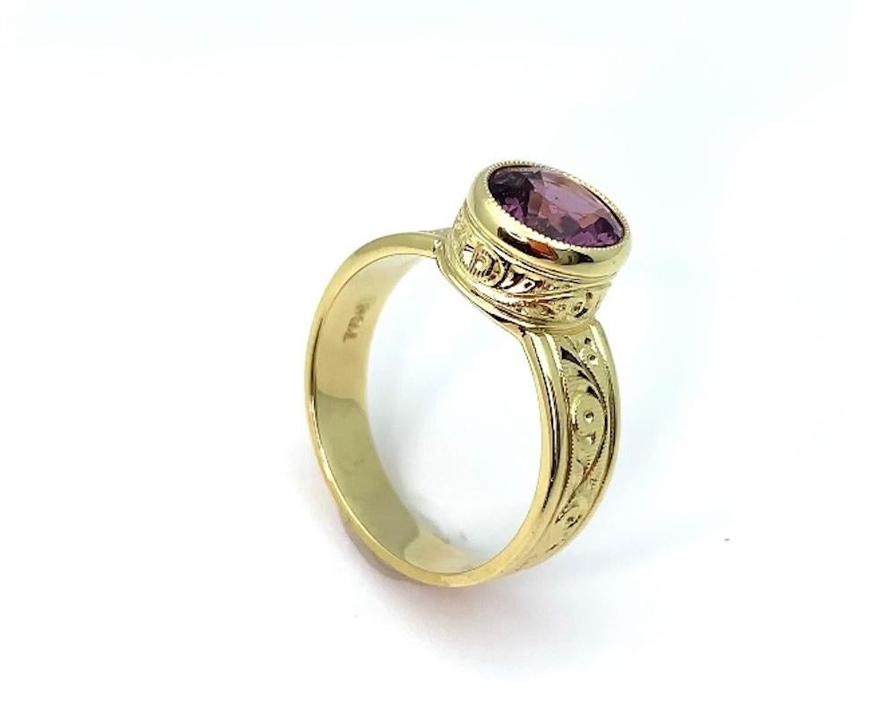 Women's or Men's Pink Spinel and 18k Yellow Gold Hand-Engraved Band Ring, 1.93 Carats For Sale
