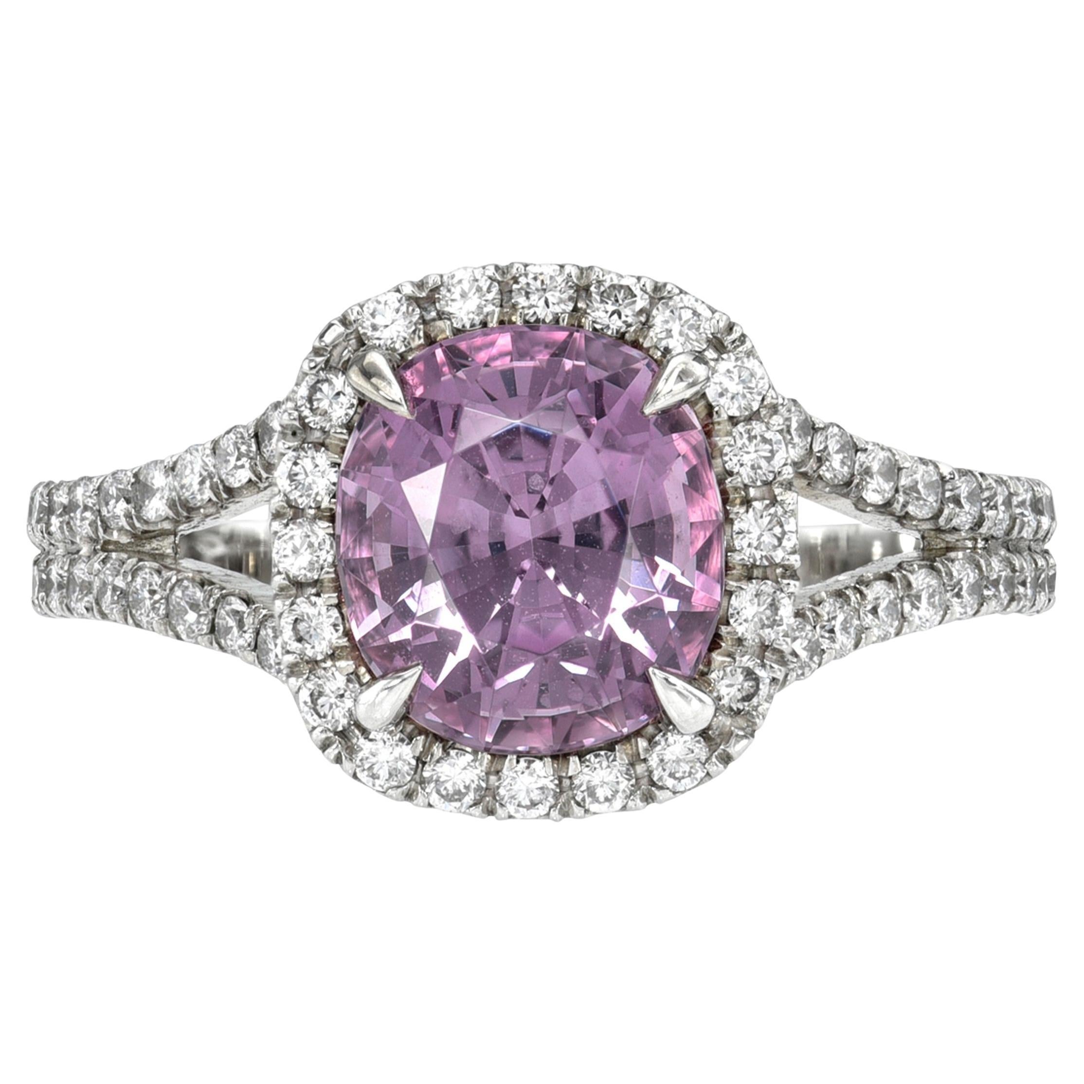 Anello in platino con cuscino di spinello rosa e accenti di diamante rotondo per collezionisti GIA