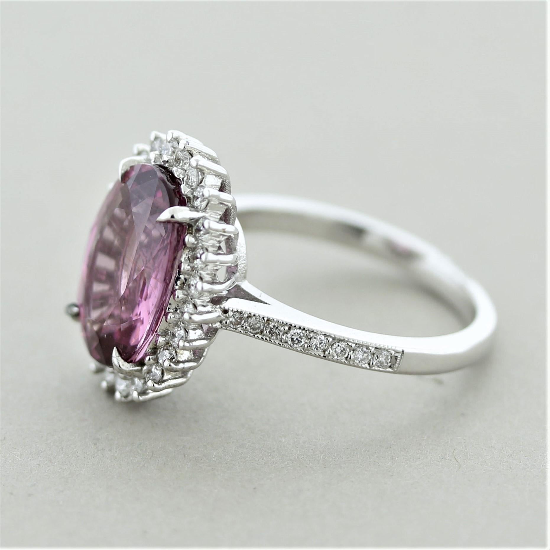 Goldring mit rosa Spinell und Diamant Halo (Gemischter Schliff) im Angebot