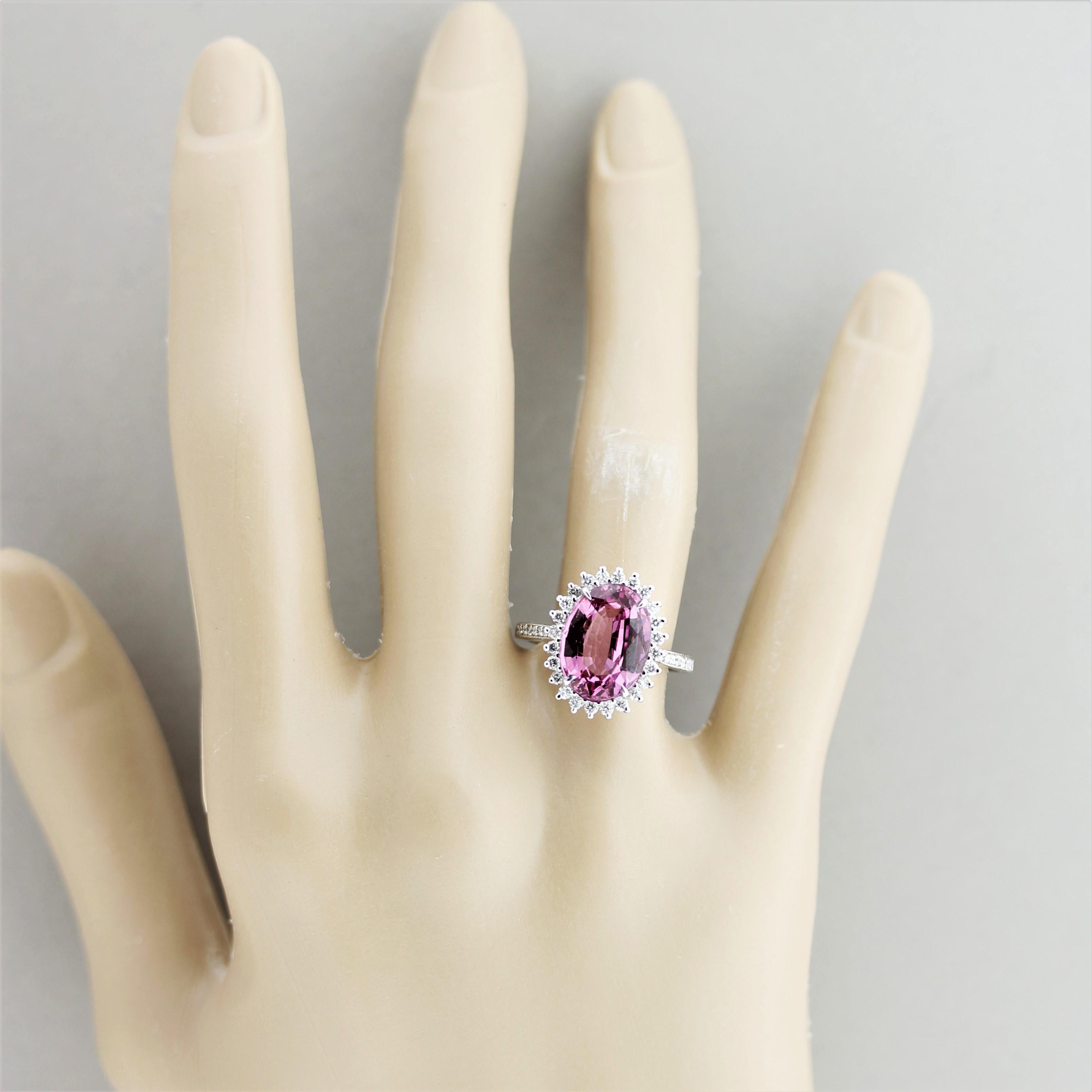 Goldring mit rosa Spinell und Diamant Halo im Angebot 3