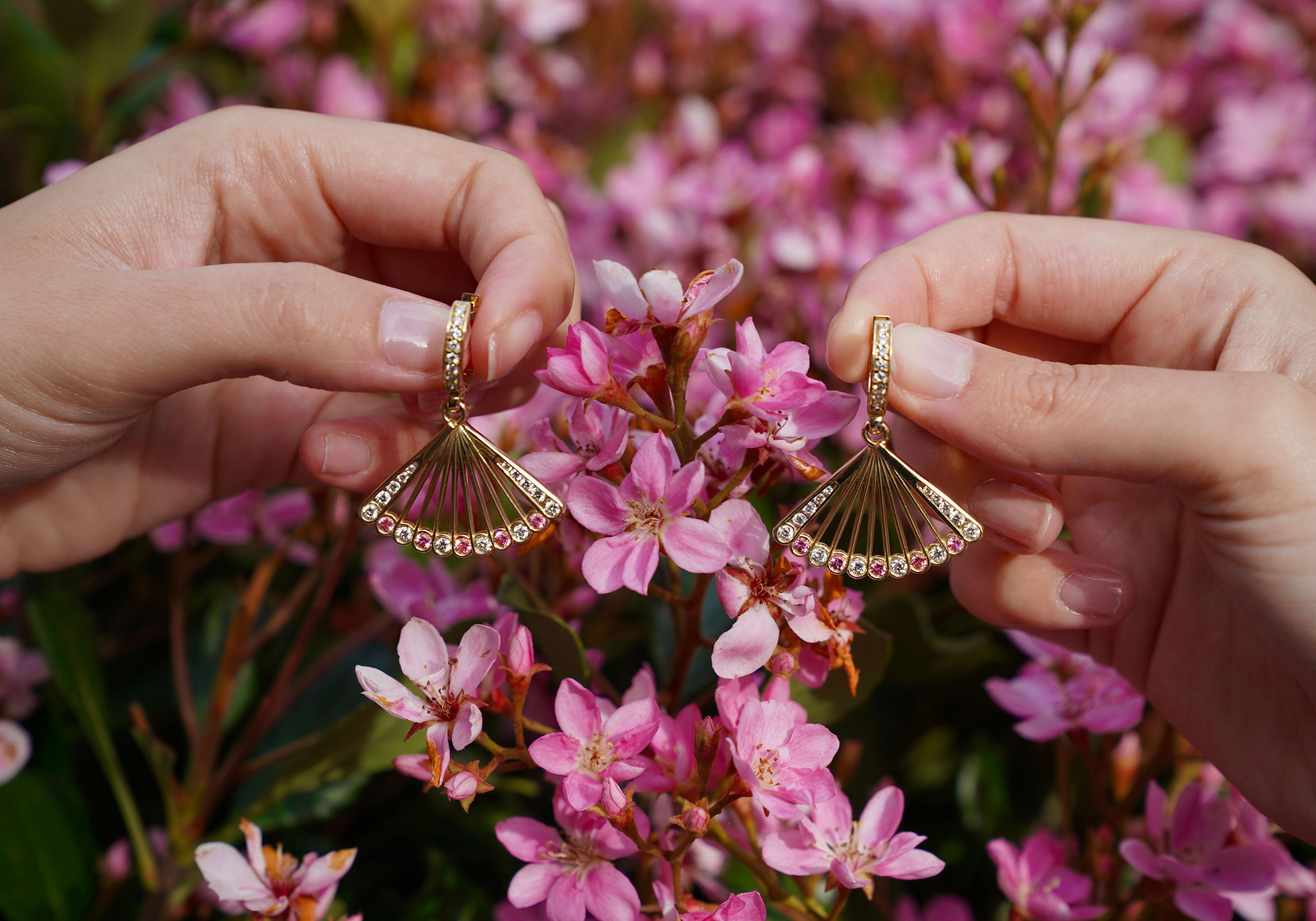 Taille ronde Boucles d'oreilles éventail en or jaune avec spinelle rose et diamant en vente
