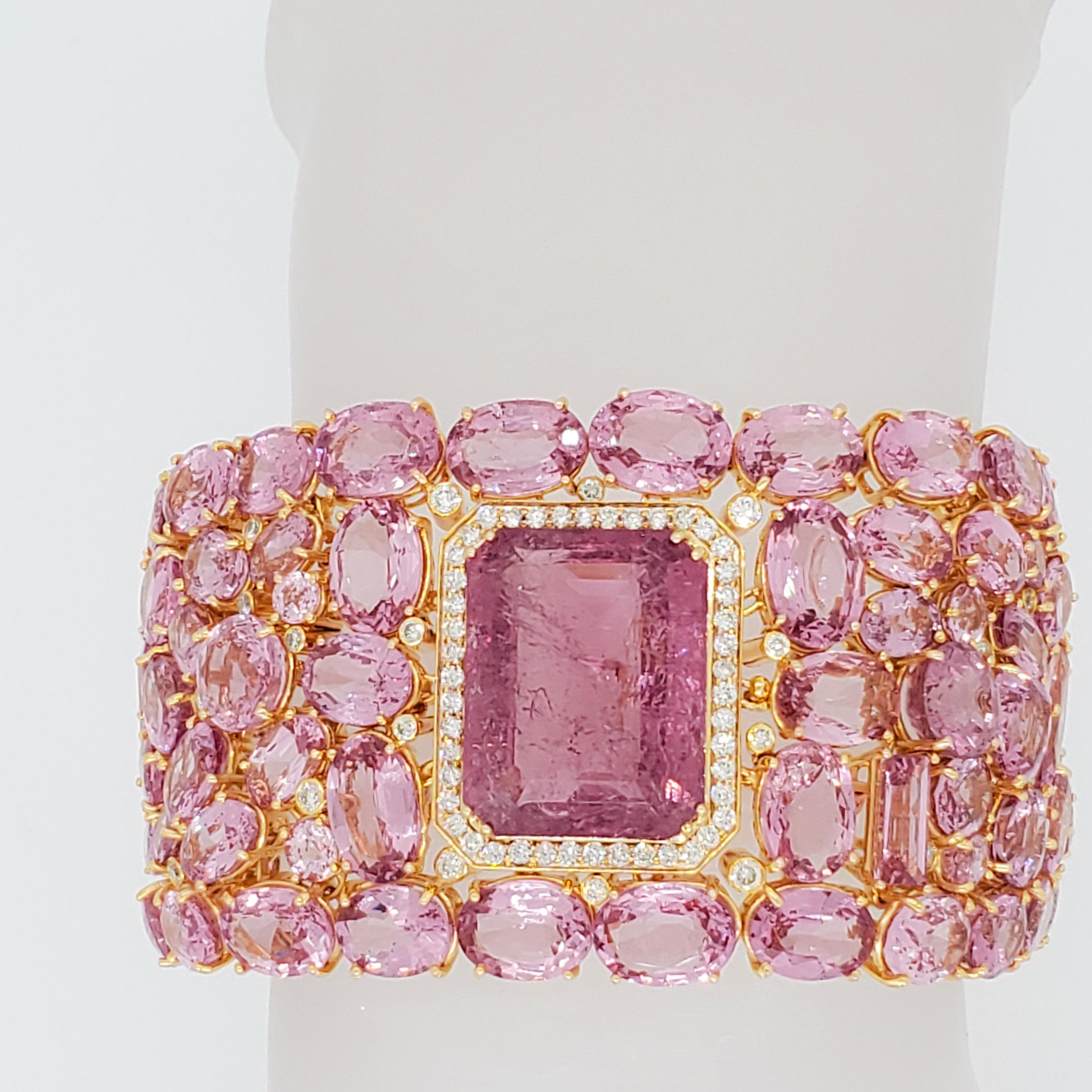 Absolut prächtiger 25,16 ct. rosa Spinell im Smaragdschliff mit 127,62 ct. rosa Spinell im Oval-, Rund- und Smaragdschliff.  Weiße Diamanten sind überall verstreut.  Handgefertigt in 18k Gelbgold.  Insgesamt 116 Steine.