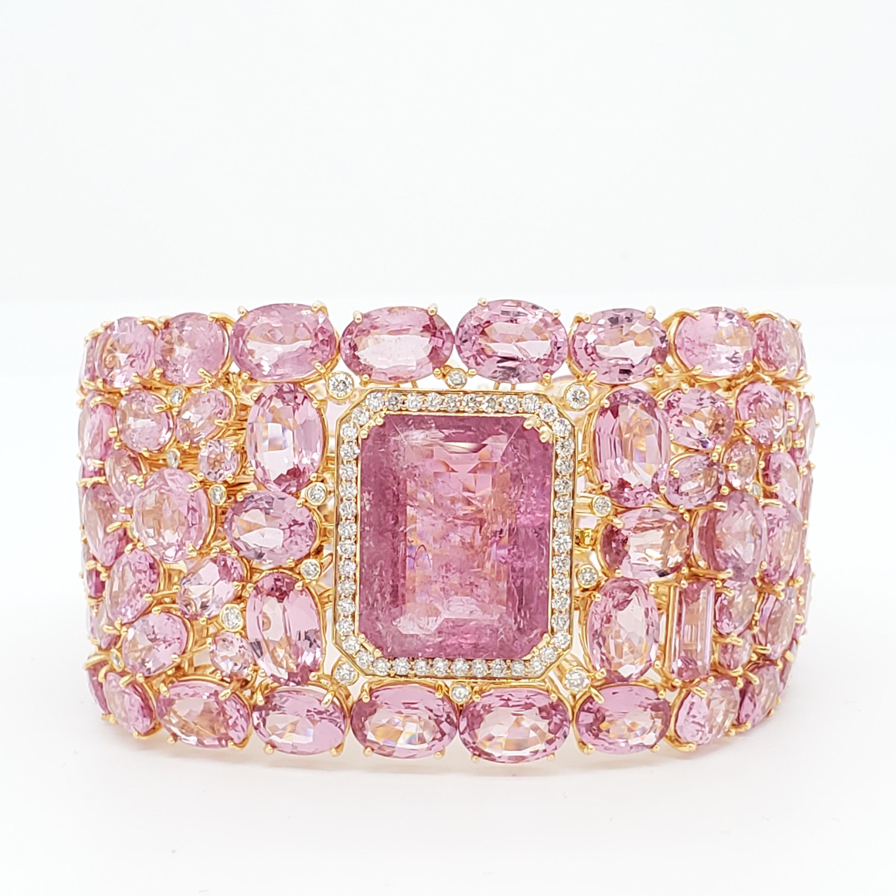 Bracciale con Spinello Rosa Taglio Smeraldo, Spinello Taglio Misto e Cluster di Diamanti in 18 ct. In condizioni Nuovo in vendita a Los Angeles, CA