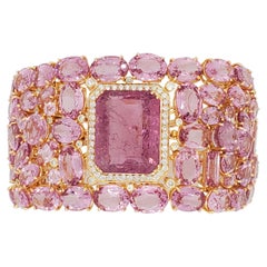 Bracciale con Spinello Rosa Taglio Smeraldo, Spinello Taglio Misto e Cluster di Diamanti in 18 ct.