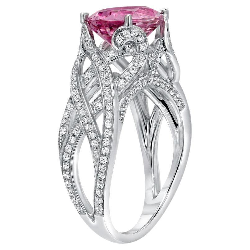 Exquise bague en or blanc 18 carats ornée d'un spinelle rose ovale de 3,18 carats et d'un diamant - Un symbole intemporel d'amour et d'Elegance - Merkaba Beverly Hills.

Rehaussez votre collection de bijoux avec cette exquise bague ovale de 3,18