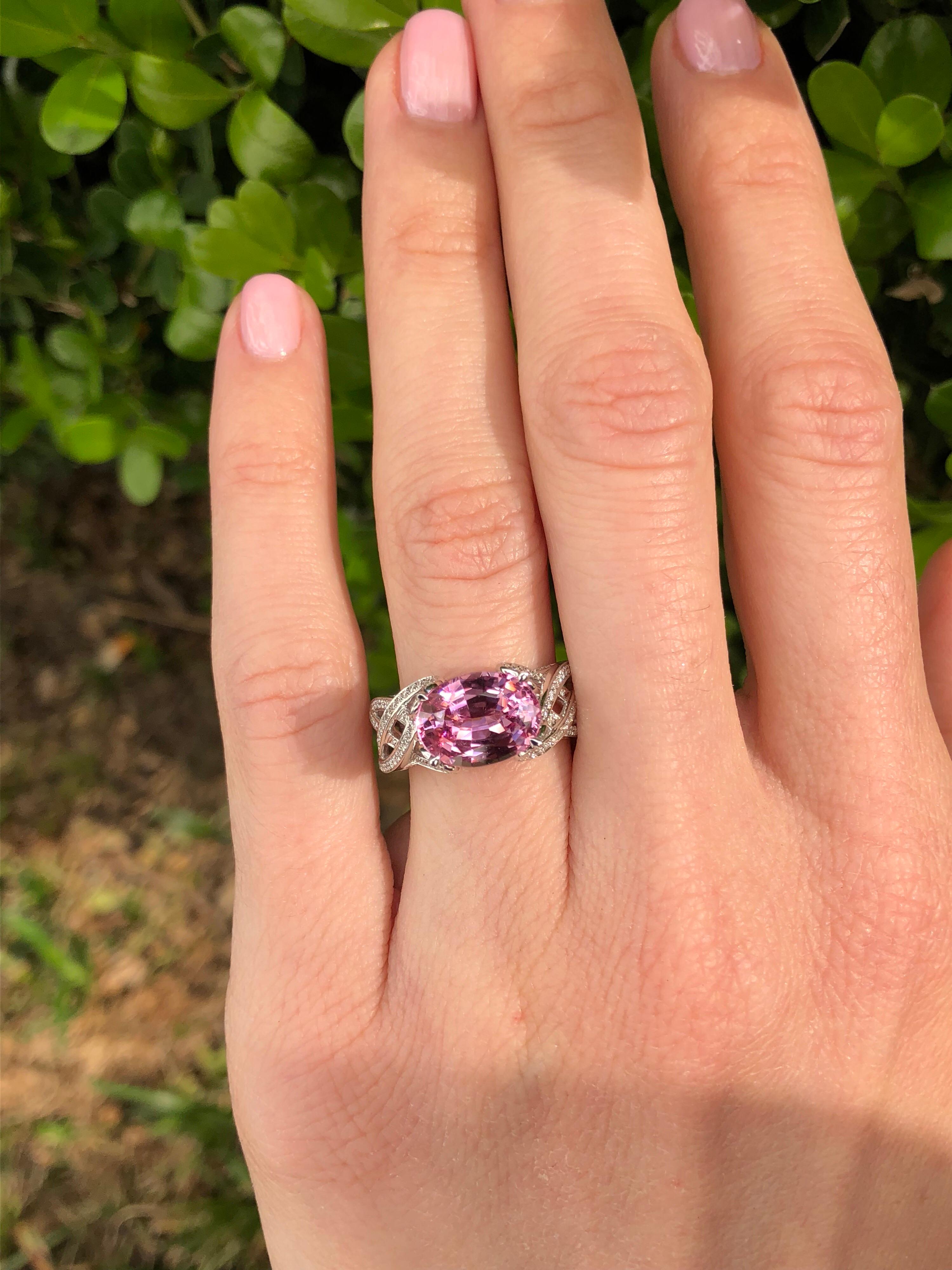 Pink Spinel Ring Oval 3.18 Carats In New Condition For Sale In Beverly Hills, CA