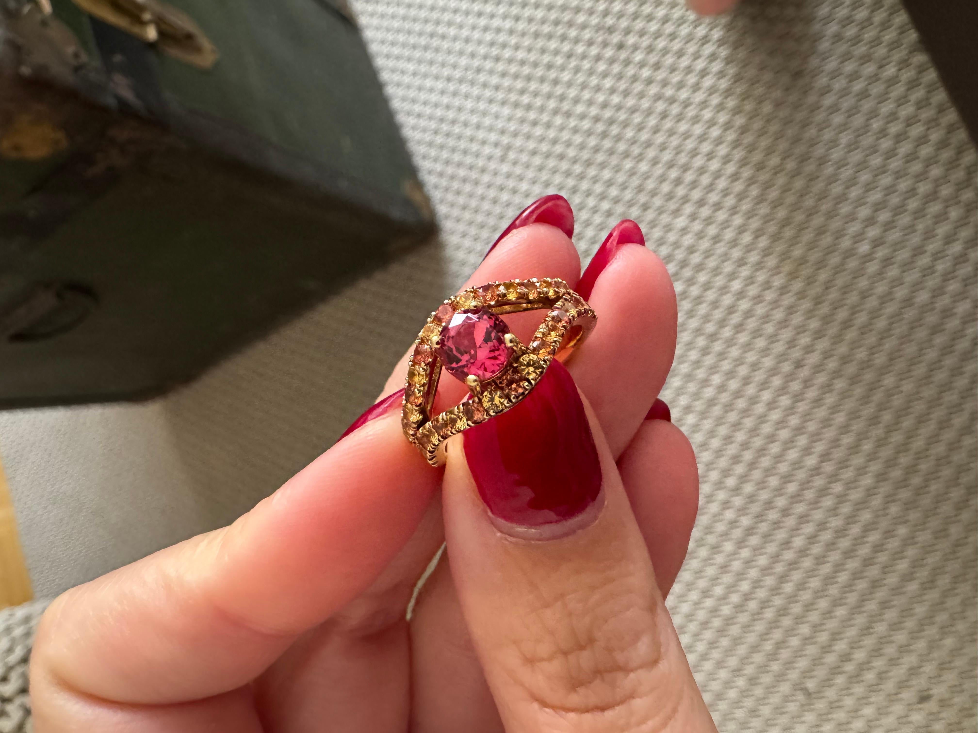 Augenring mit rosa Spinell und Saphir aus 18 Karat Gelbgold im Zustand „Neu“ im Angebot in Los Angeles, US