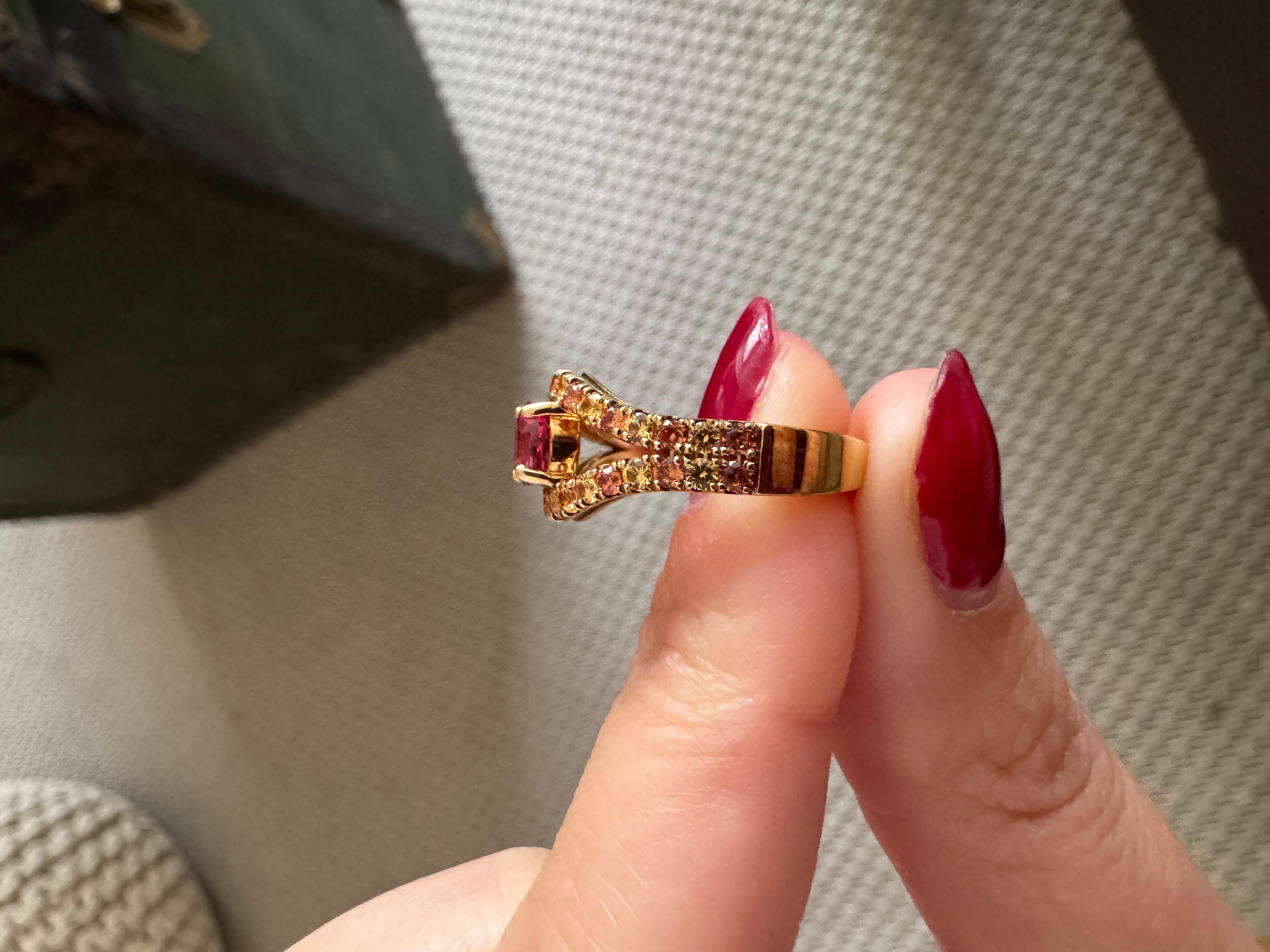 Augenring mit rosa Spinell und Saphir aus 18 Karat Gelbgold Damen im Angebot