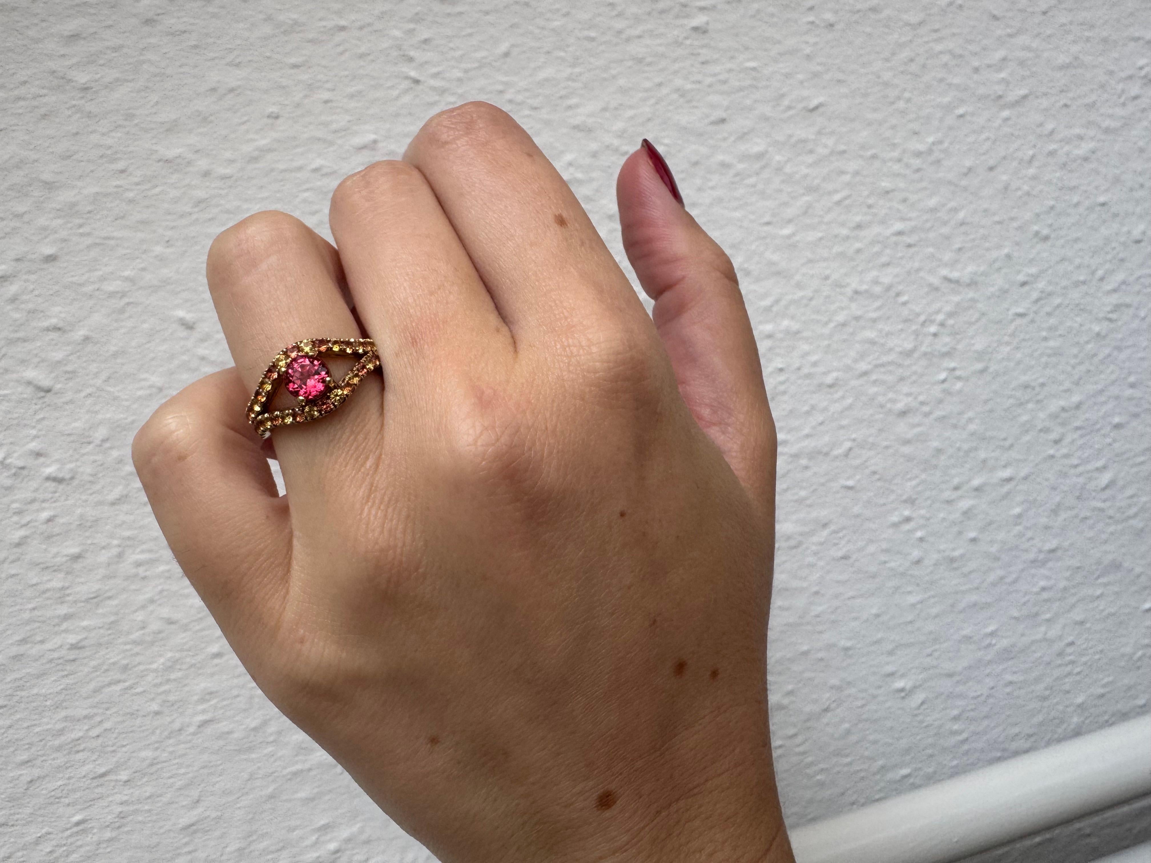 Augenring mit rosa Spinell und Saphir aus 18 Karat Gelbgold im Angebot 2