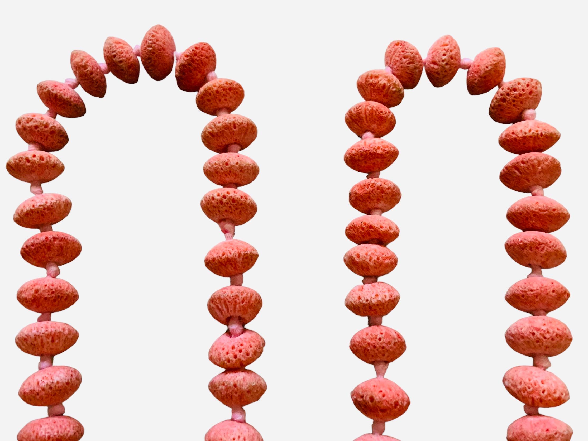 Taglio rotondo Collana di corallo spugna rosa in vendita