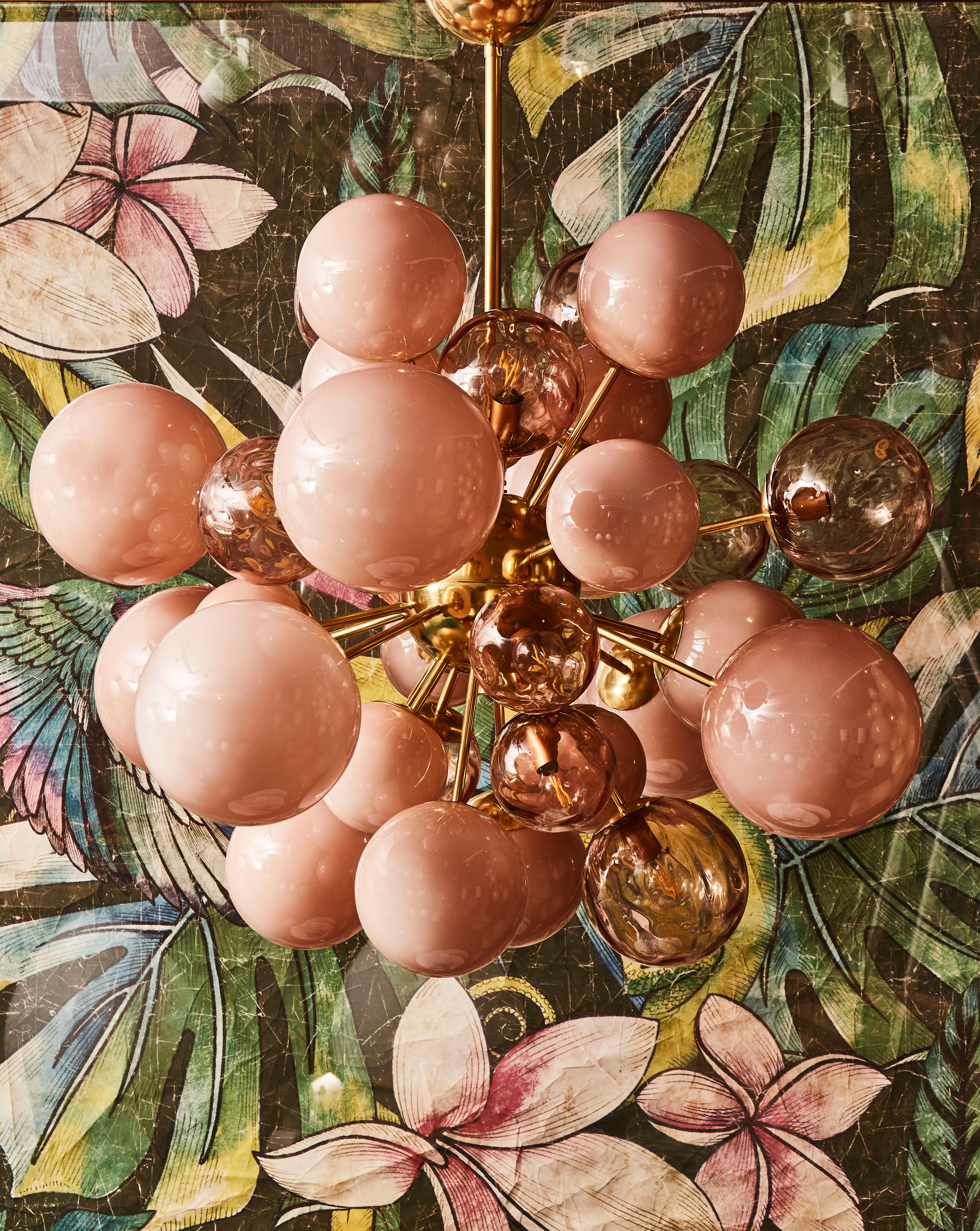 Elegant rose Sputnik chandelier in brass and Murano glass globes.
Creation by Studio Glustin.

Pair available.