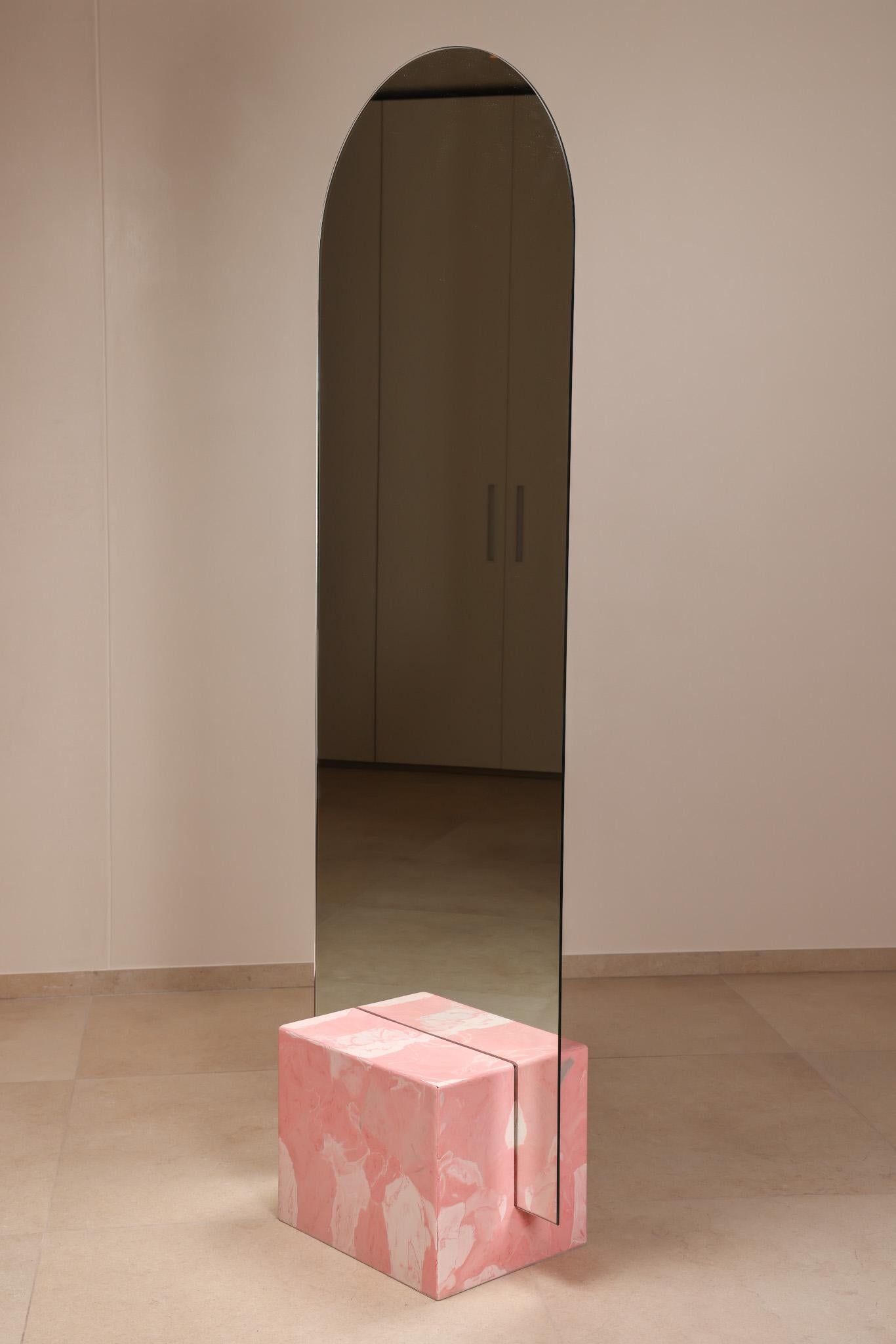 Miroir sur pied rose contemporain fabriqué à la main à partir de plastique 100% recyclé par Anqa Studios
Avec son fond en forme de pierre et la silhouette fragile de sa partie supérieure, le miroir ANQA Moonrise est une confluence moderne d'art et