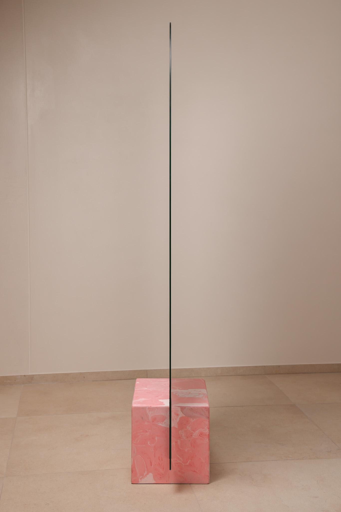 Moderne Miroir sur pied rose fabriqué à la main en plastique 100 % recyclé par Anqa Studios en vente