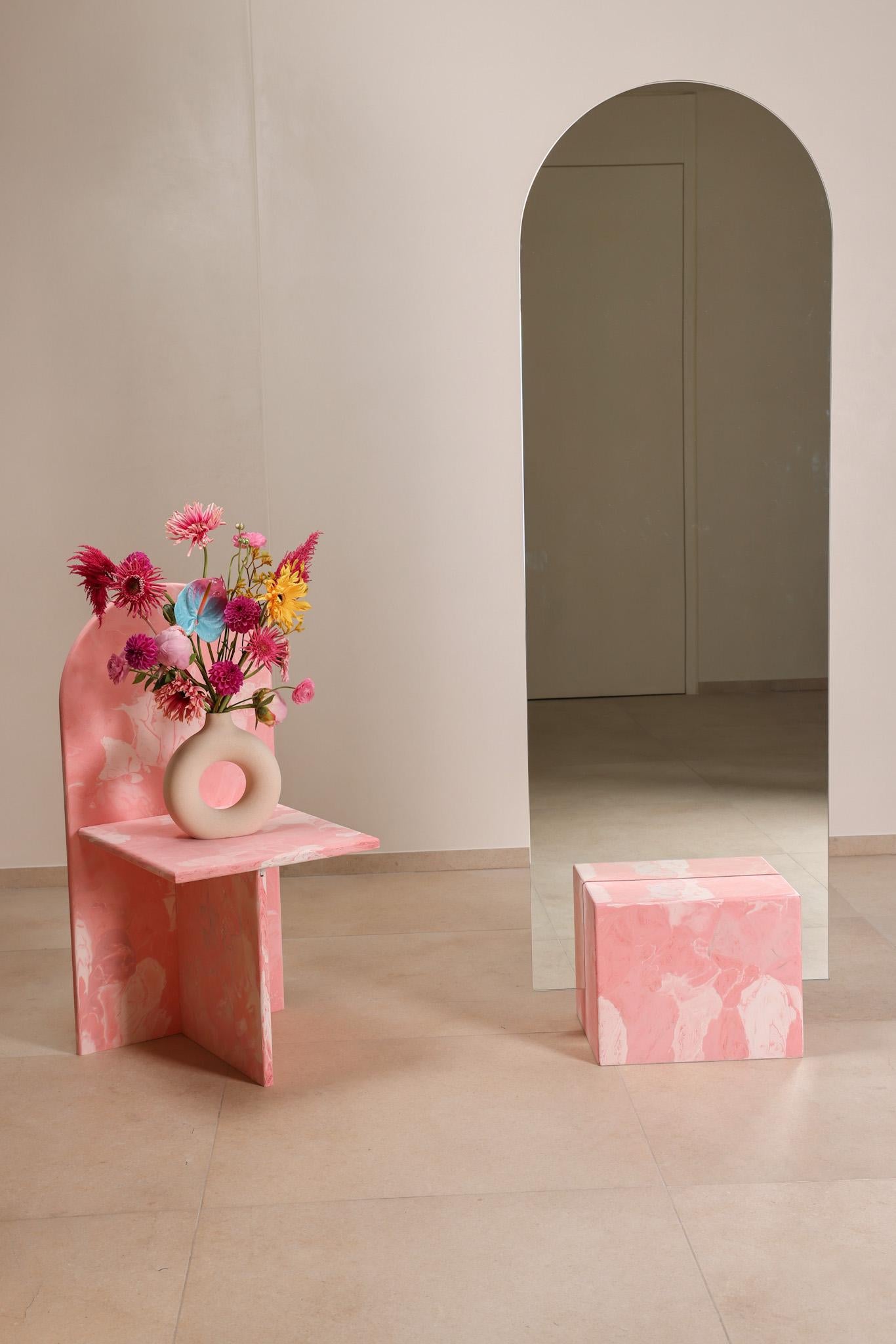 Fait main Miroir sur pied rose fabriqué à la main en plastique 100 % recyclé par Anqa Studios en vente