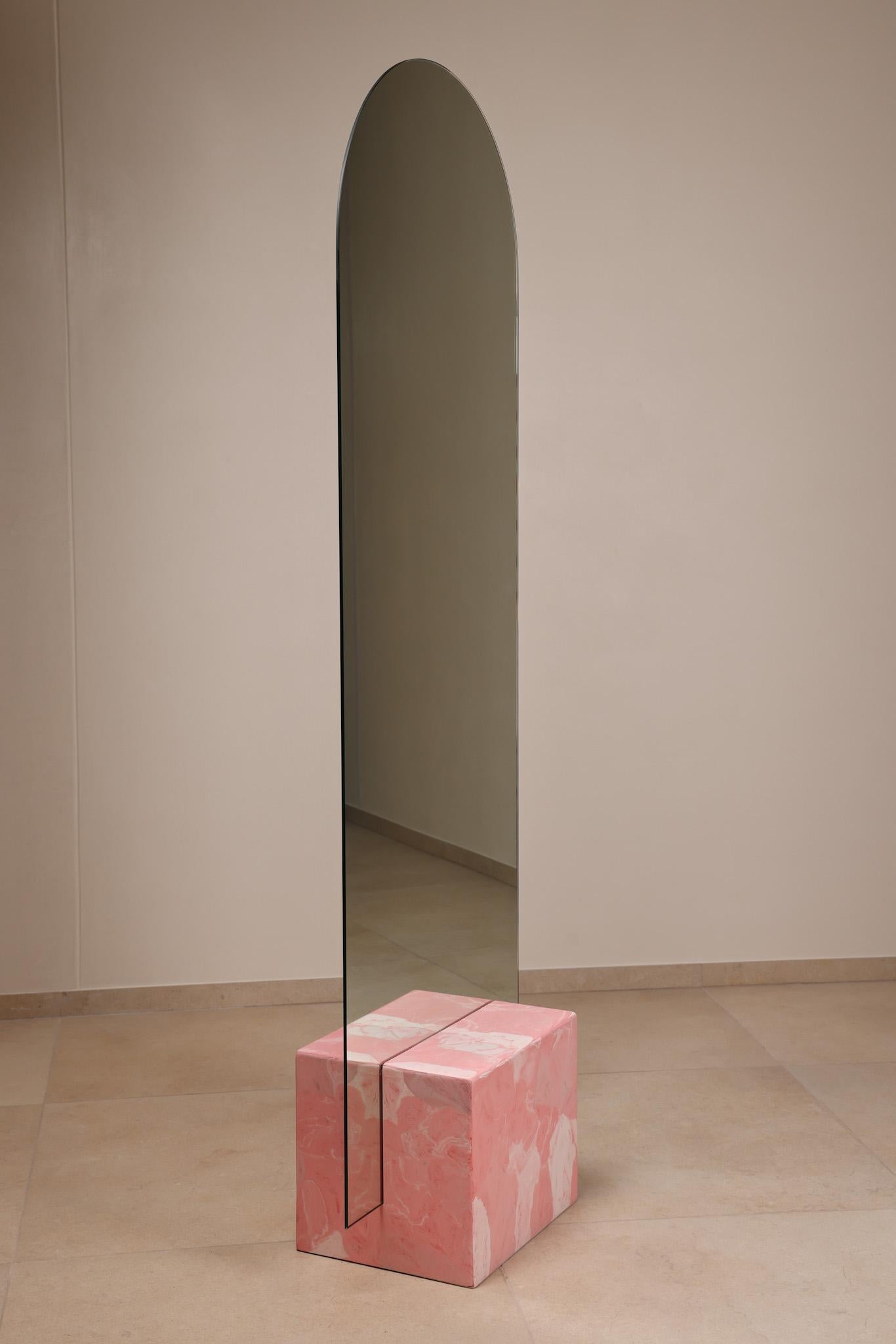 Miroir sur pied rose fabriqué à la main en plastique 100 % recyclé par Anqa Studios Neuf - En vente à Camischolas, CH