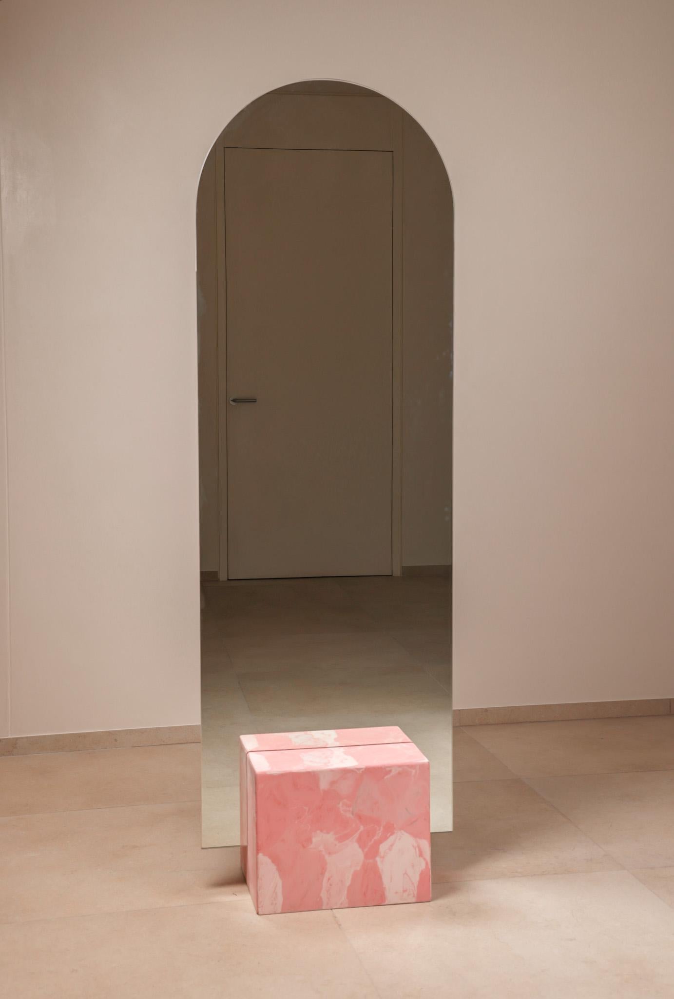 XXIe siècle et contemporain Miroir sur pied rose fabriqué à la main en plastique 100 % recyclé par Anqa Studios en vente