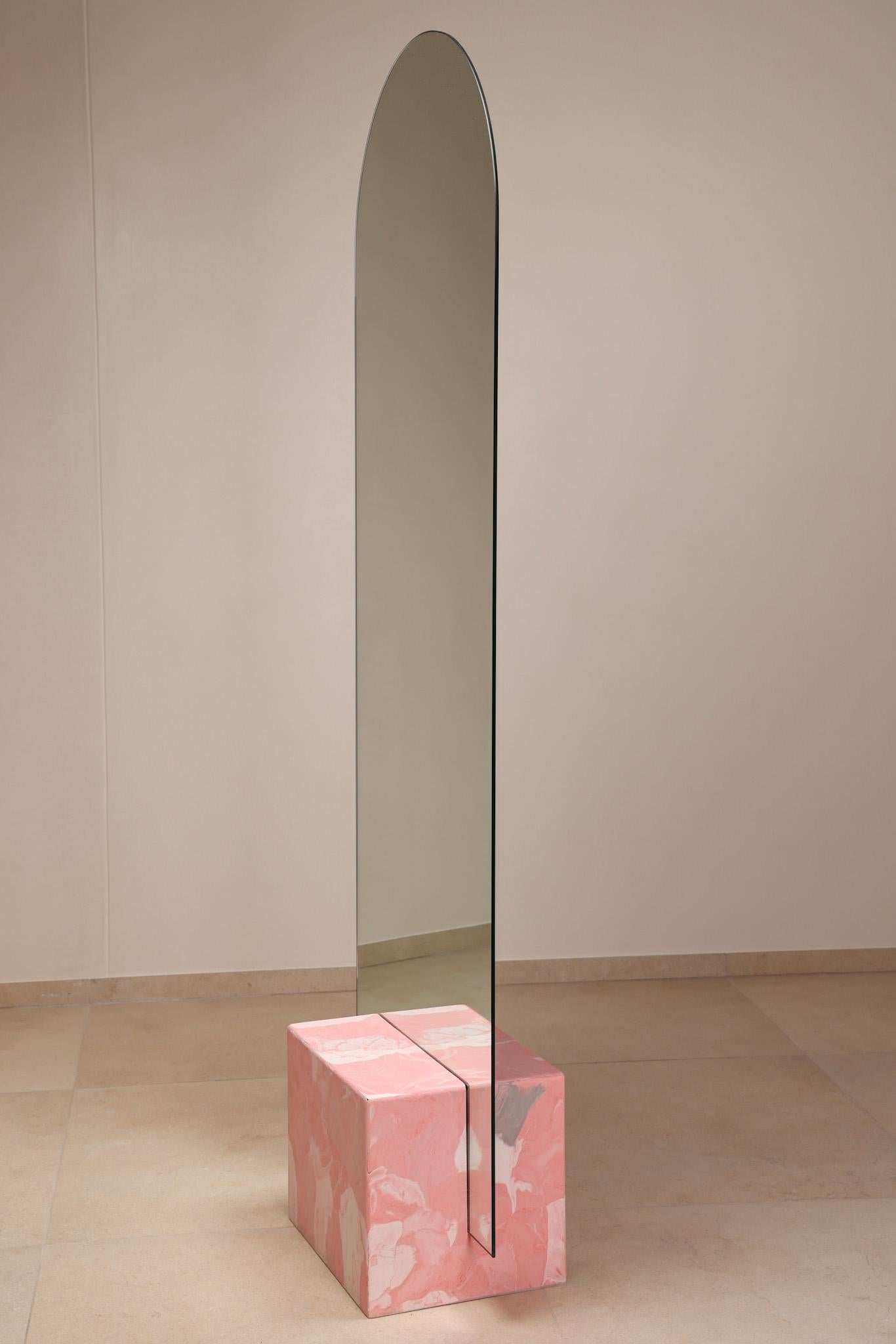 Plastique Miroir sur pied rose fabriqué à la main en plastique 100 % recyclé par Anqa Studios en vente