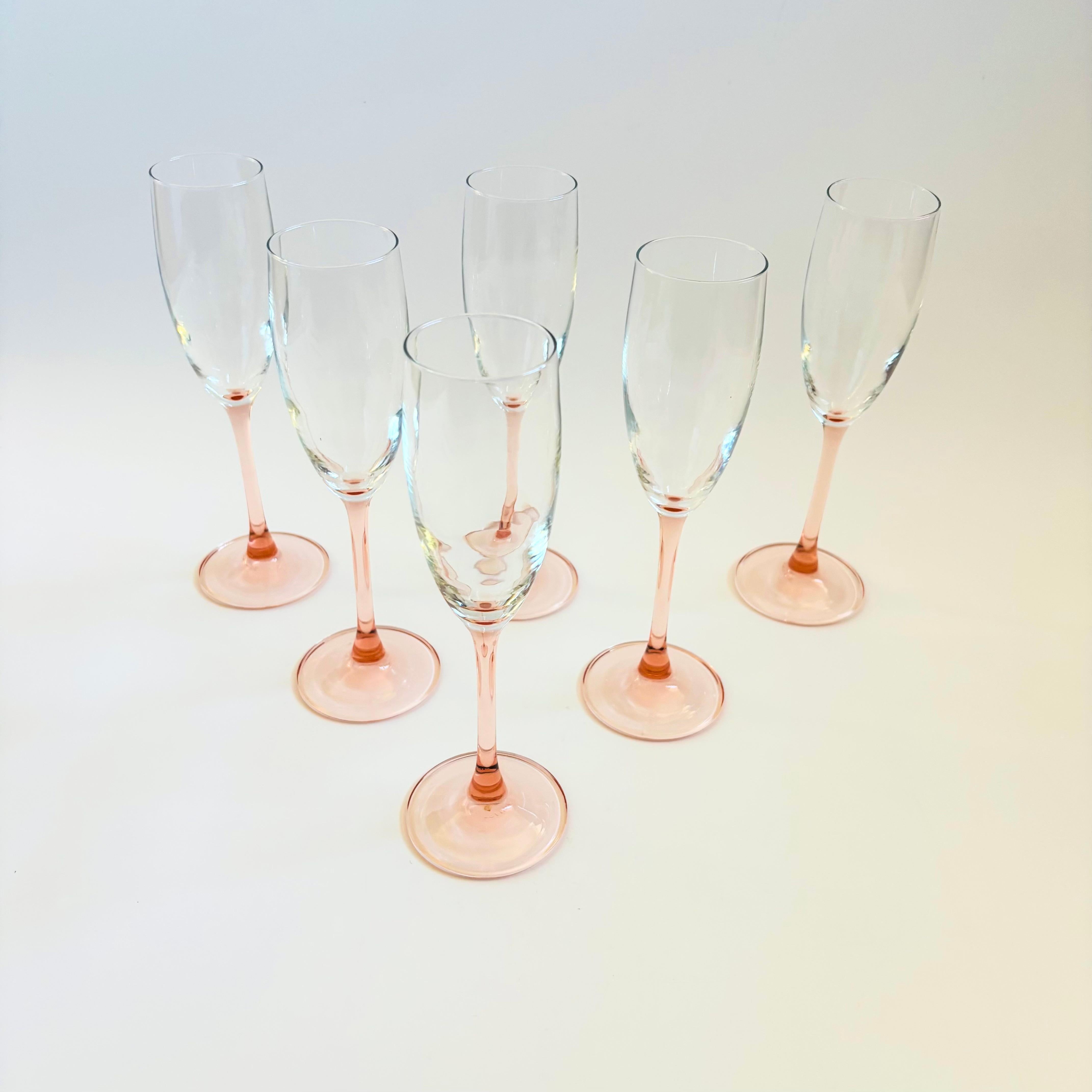 Ein hübsches Set von 6 blassrosa Champagnerflöten mit Stiel im Vintage-Stil. Made in France, auf dem Sockel markiert.


