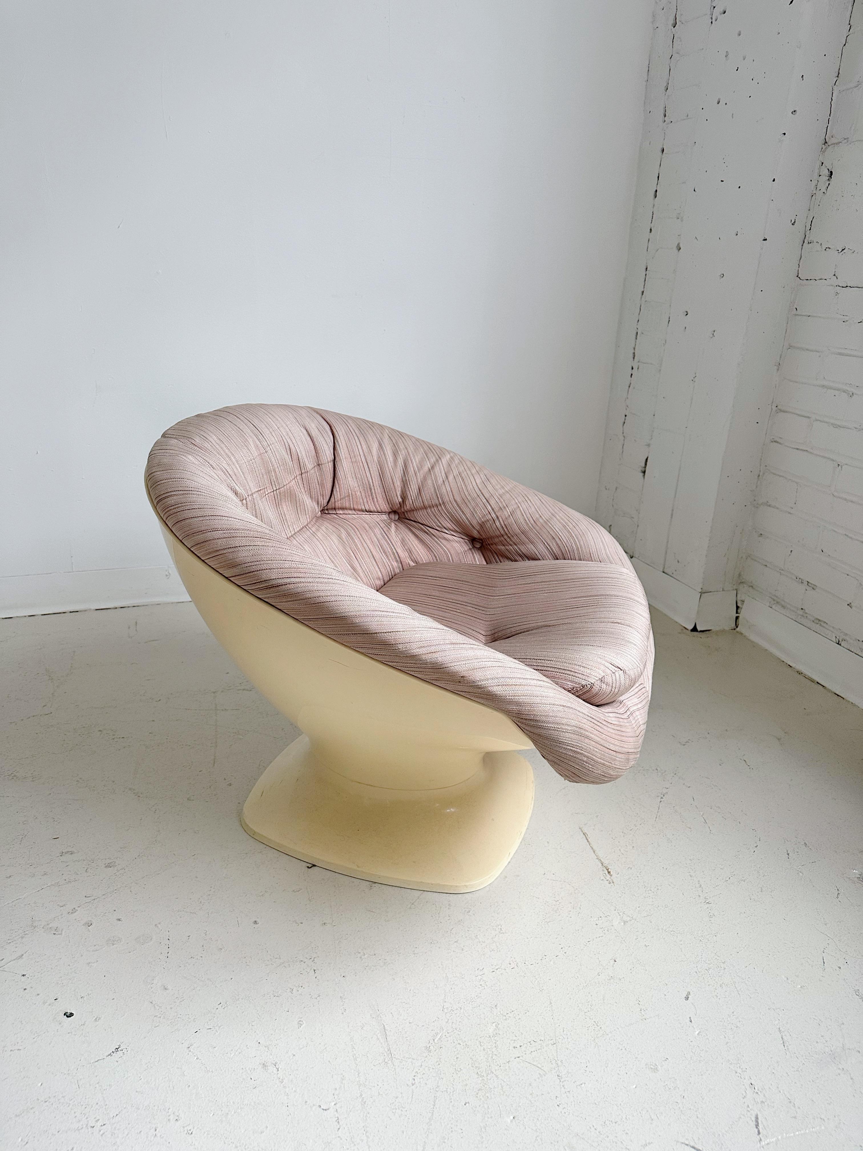 Space Age Club Chair by Raphael Raffel, 60's

Features a fibreglass tulip shape frame and light pink striped fabric 

//

Dimensions:

29”W x 28”D x 24”H  - seat height 14