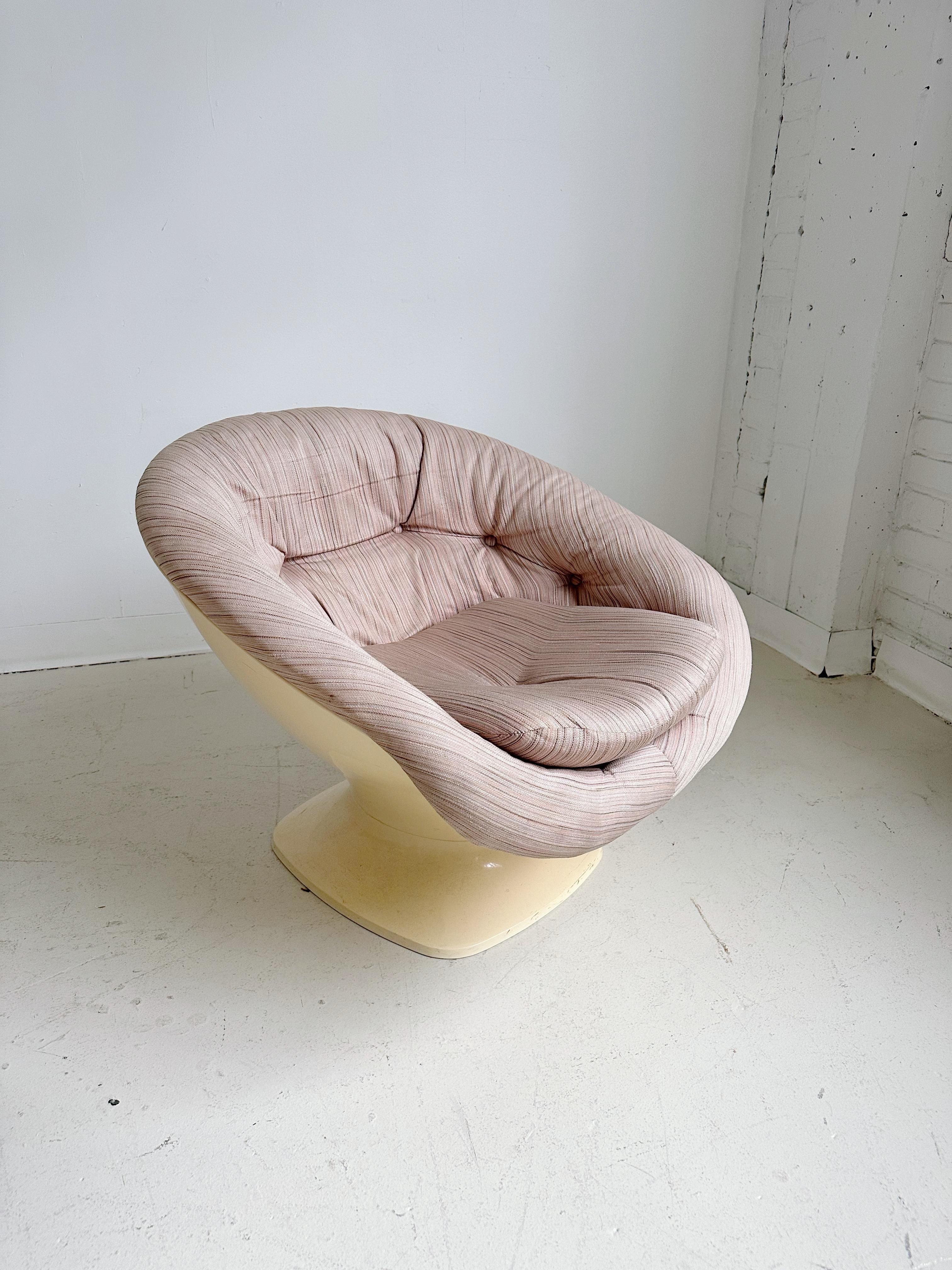 Pink Striped Space Age Club Chair by Raphael Raffel, 60's In Good Condition In Outremont, QC