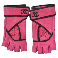 Pink suede mittens with gros-grain piping and black "double C" appliqué Chanel