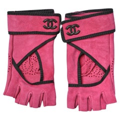 Pink suede mittens with gros-grain piping and black "double C" appliqué Chanel 