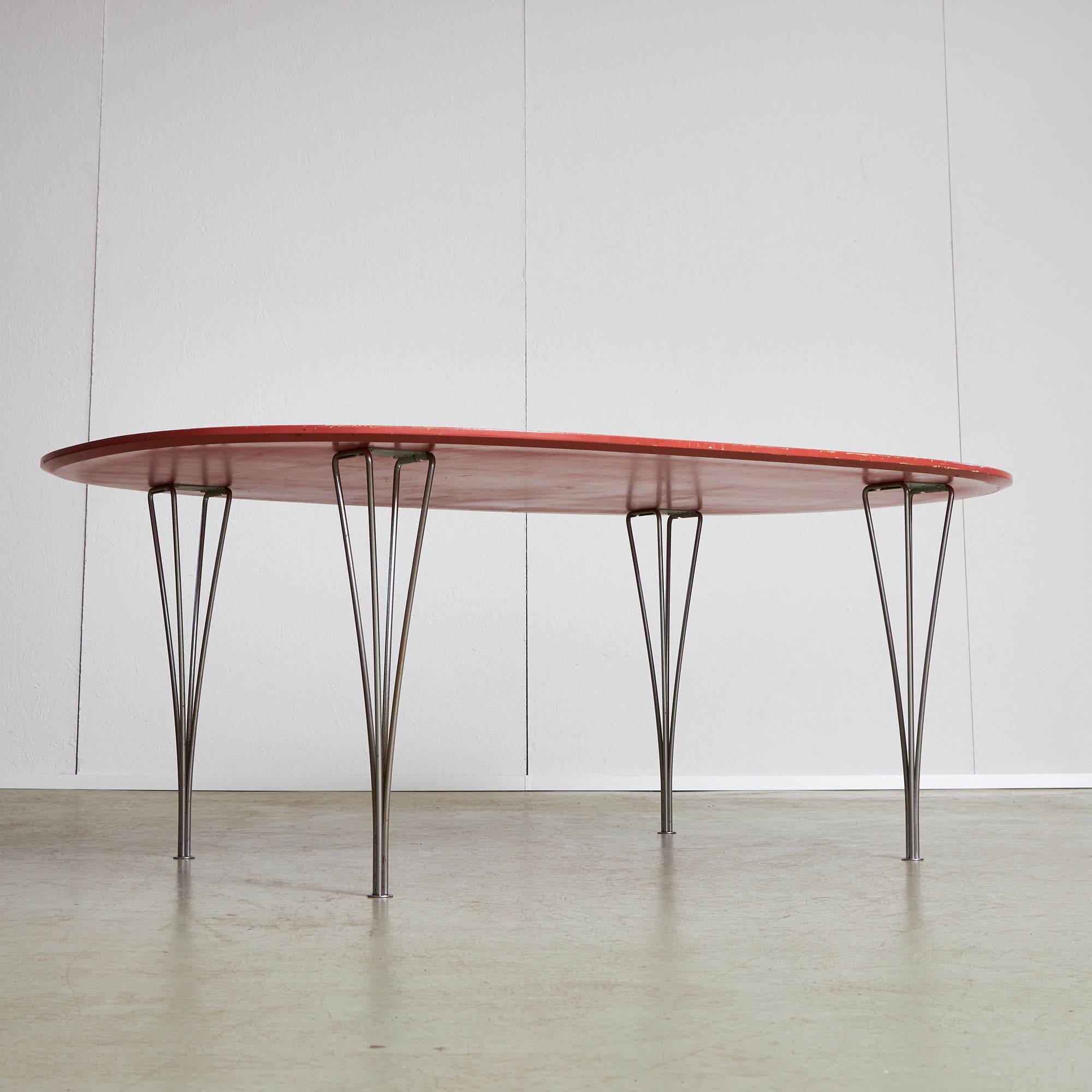 The Table Series by Fritz Hansen includes the Superellipse table, a design collaboration between Piet Hein, Bruno Mathsson, and Arne Jacobsen from 1969. It is a unique and iconic piece of furniture that features a superellipse-shaped top and sleek,