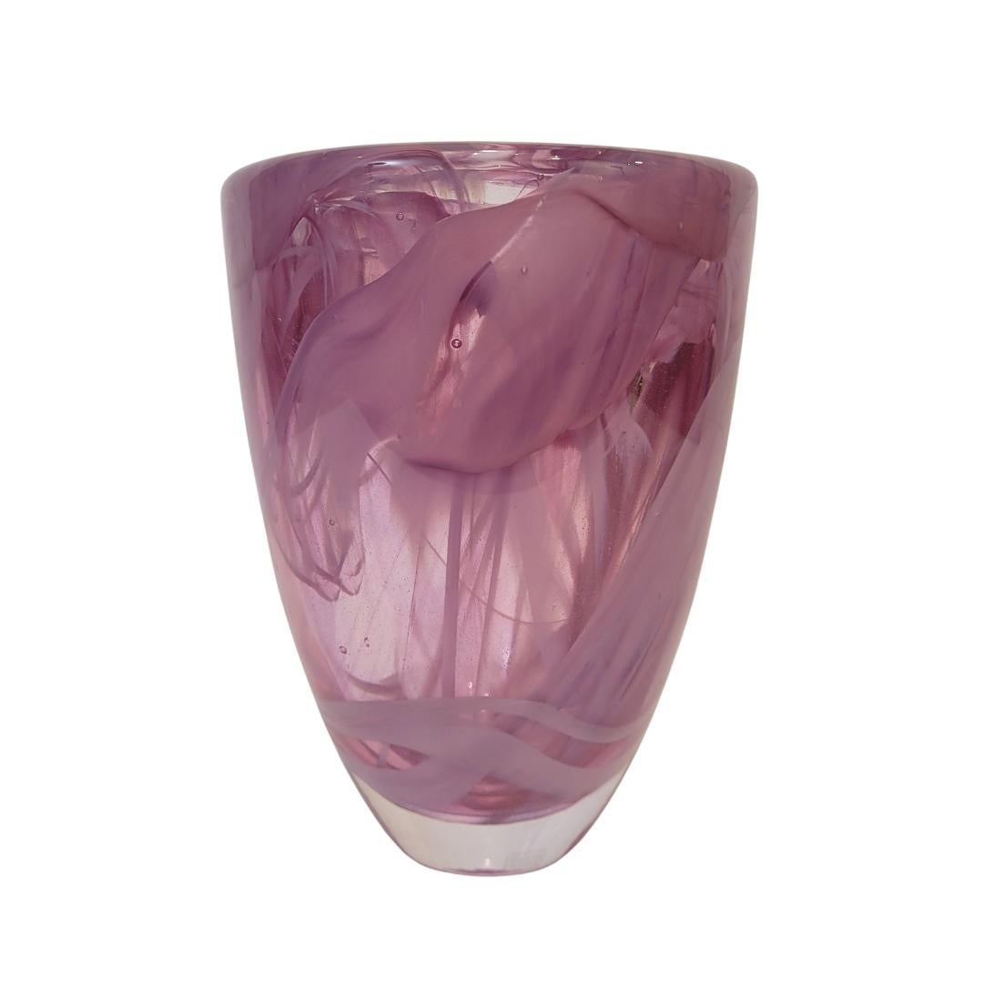 Eccezionale e stupendo  vetro soffiato Rosa  vaso disegnato da Anna Ehrner per la collezione Collection'S di Kosta Boda. Anna Ehrner (1948-) è una designer e artista del vetro svedese famosa per i suoi design minimalisti. Con un approccio