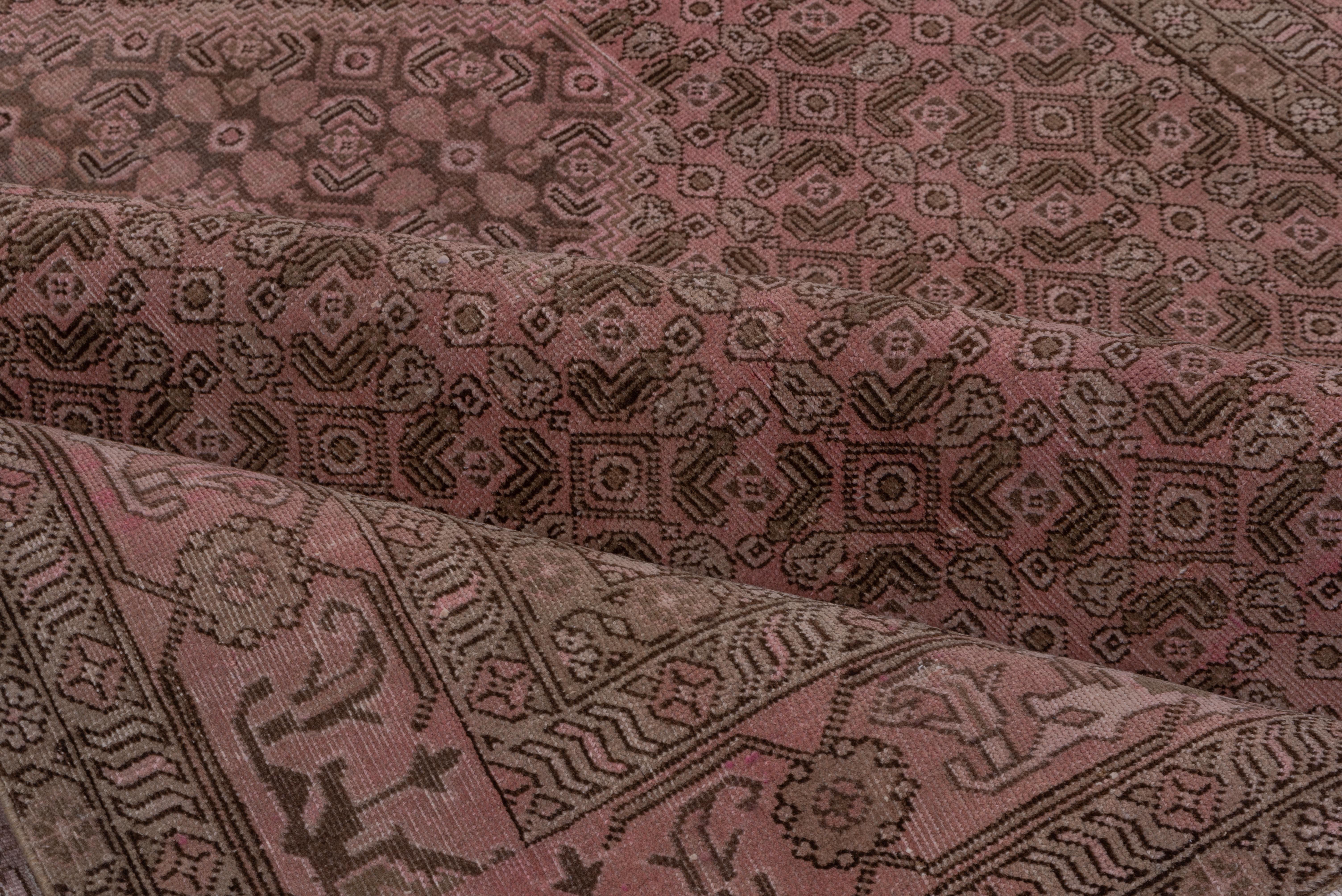 Tapis de Tabriz rose, vers les années 1930 Bon état - En vente à New York, NY