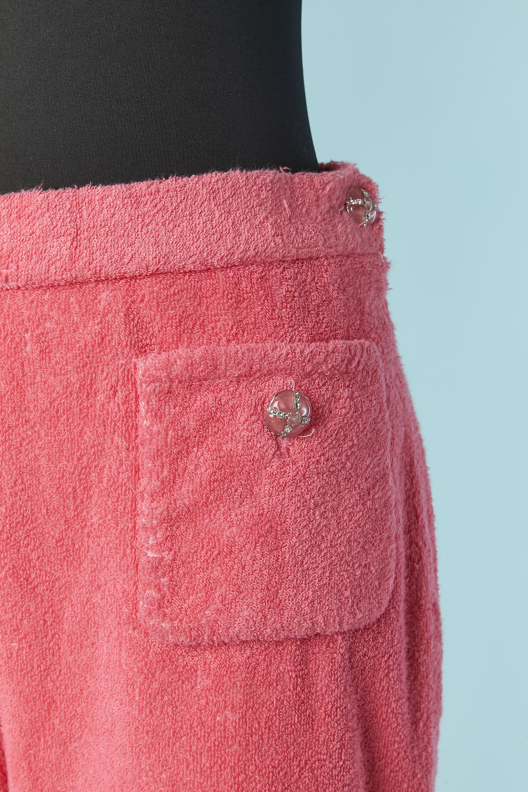 Pantaloni in spugna rosa con bottone con marchio. Fodera in seta dalla vita fino a metà coscia. Chiusura con zip invisibile sul lato sinistro + bottone e asola con marchio. Tasca sul davanti con bottone e asola di marca. 
Pezzo da esposizione