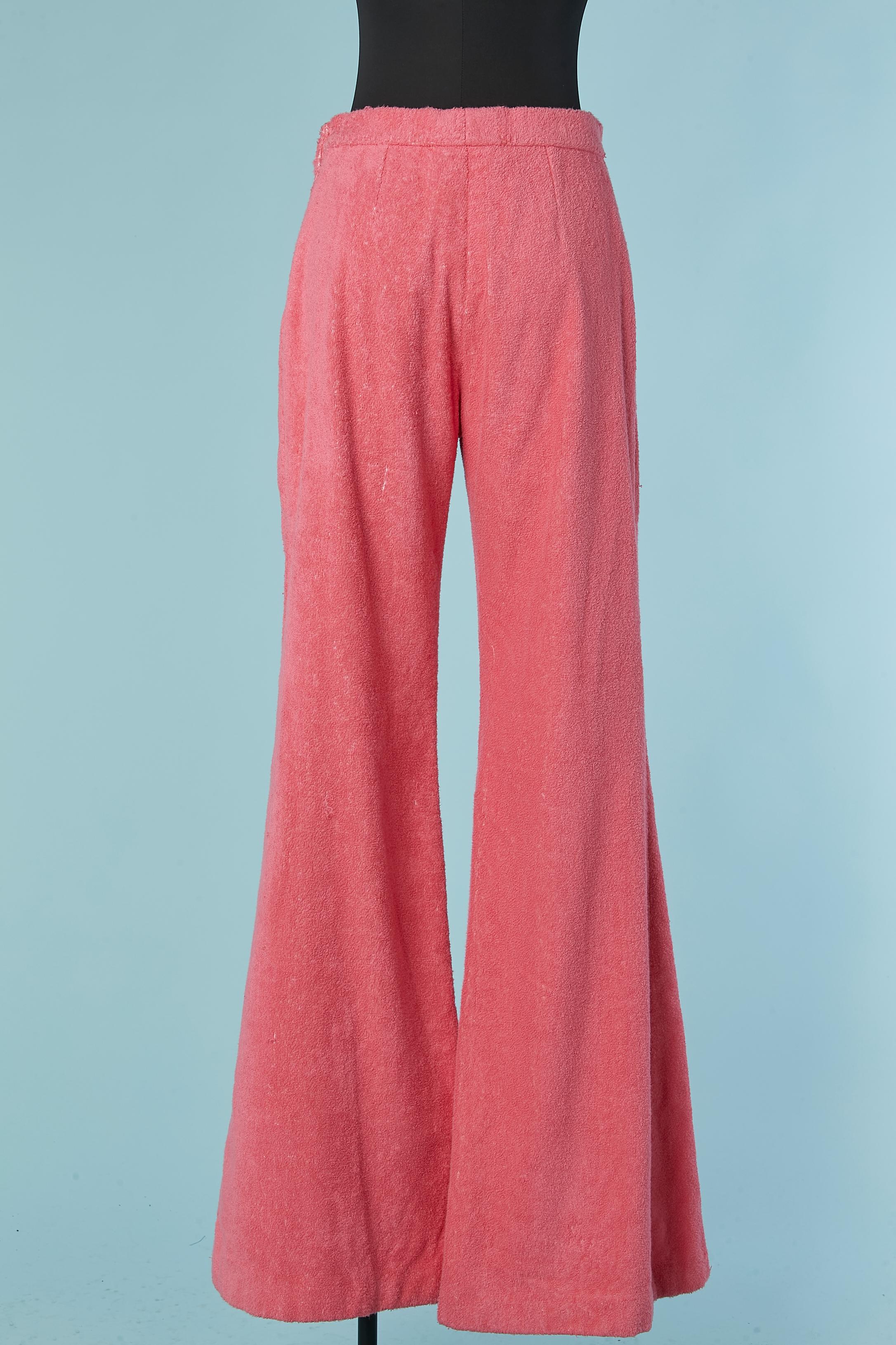 Pantalone in spugna rosa con bottone di marca Chanel Resort 2024 in vendita 1