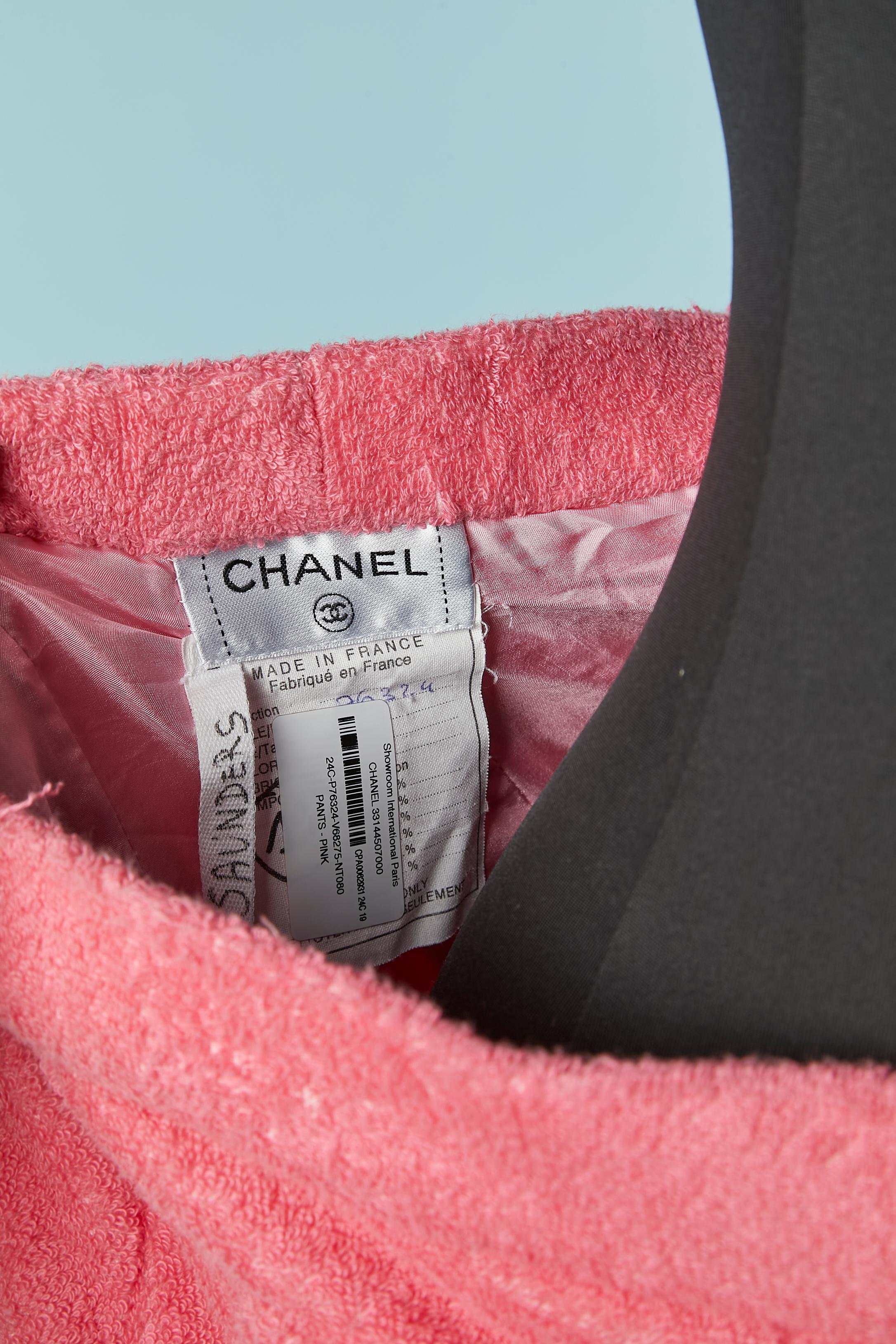 Pantalone in spugna rosa con bottone di marca Chanel Resort 2024 in vendita 3