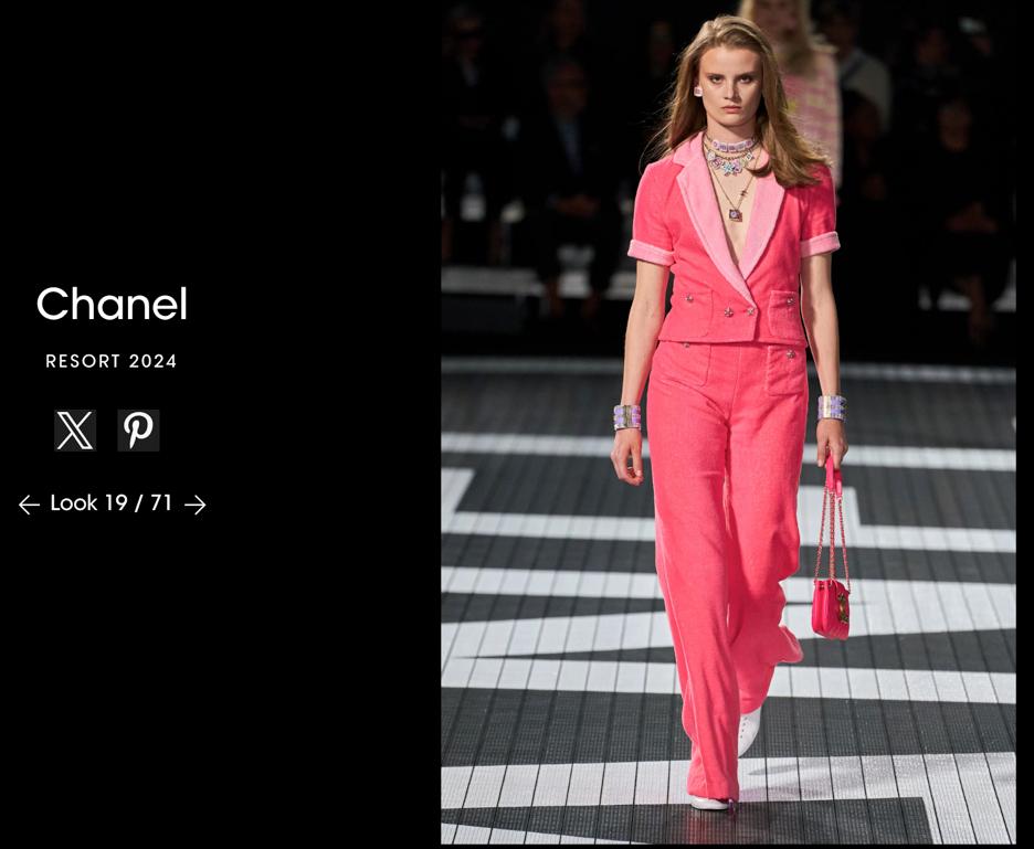 Pantalone in spugna rosa con bottone di marca Chanel Resort 2024 in vendita 4