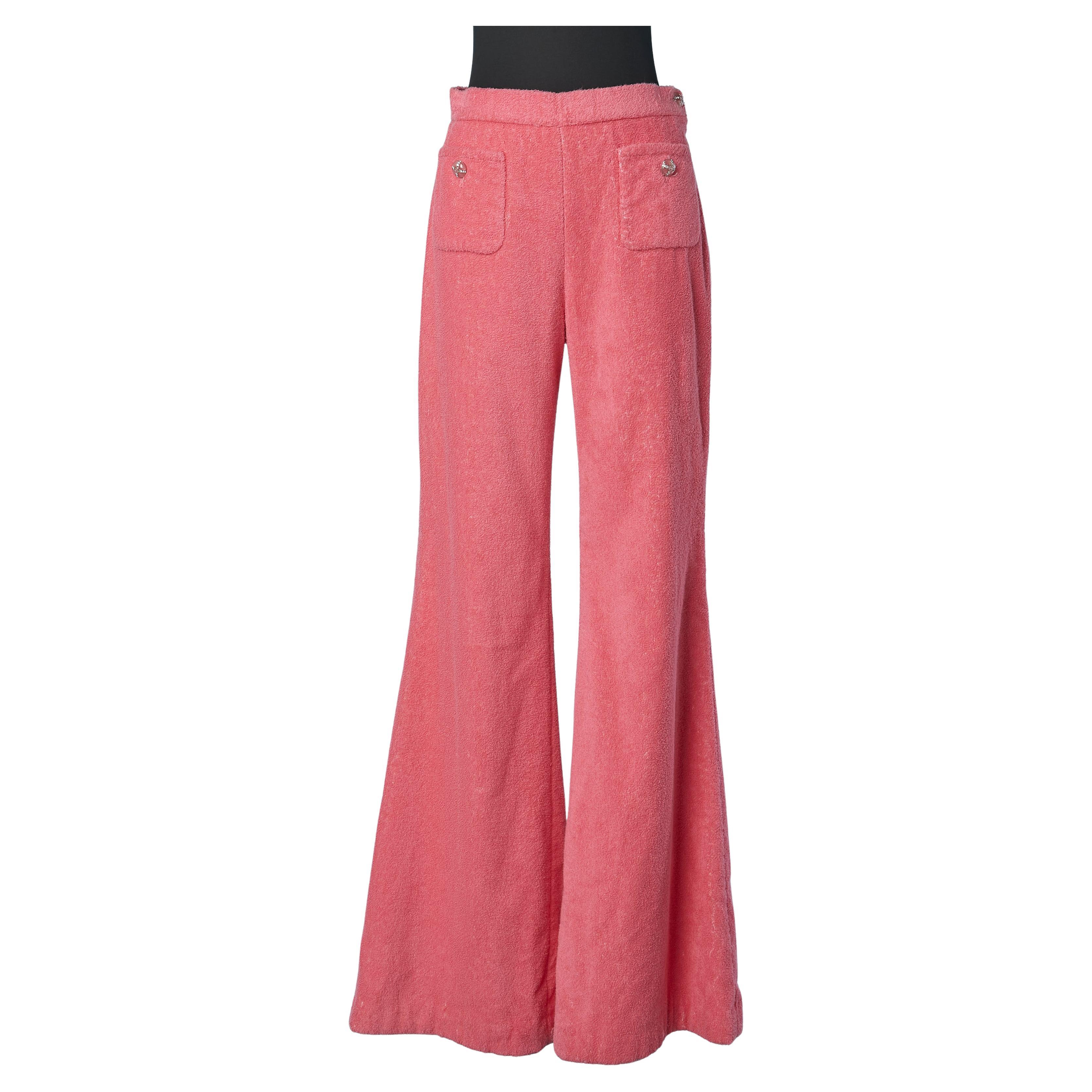 Pantalone in spugna rosa con bottone di marca Chanel Resort 2024 in vendita