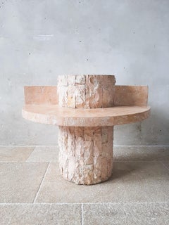 Table basse ronde en marbre rose tessellé style Maitland Smith:: années 1980