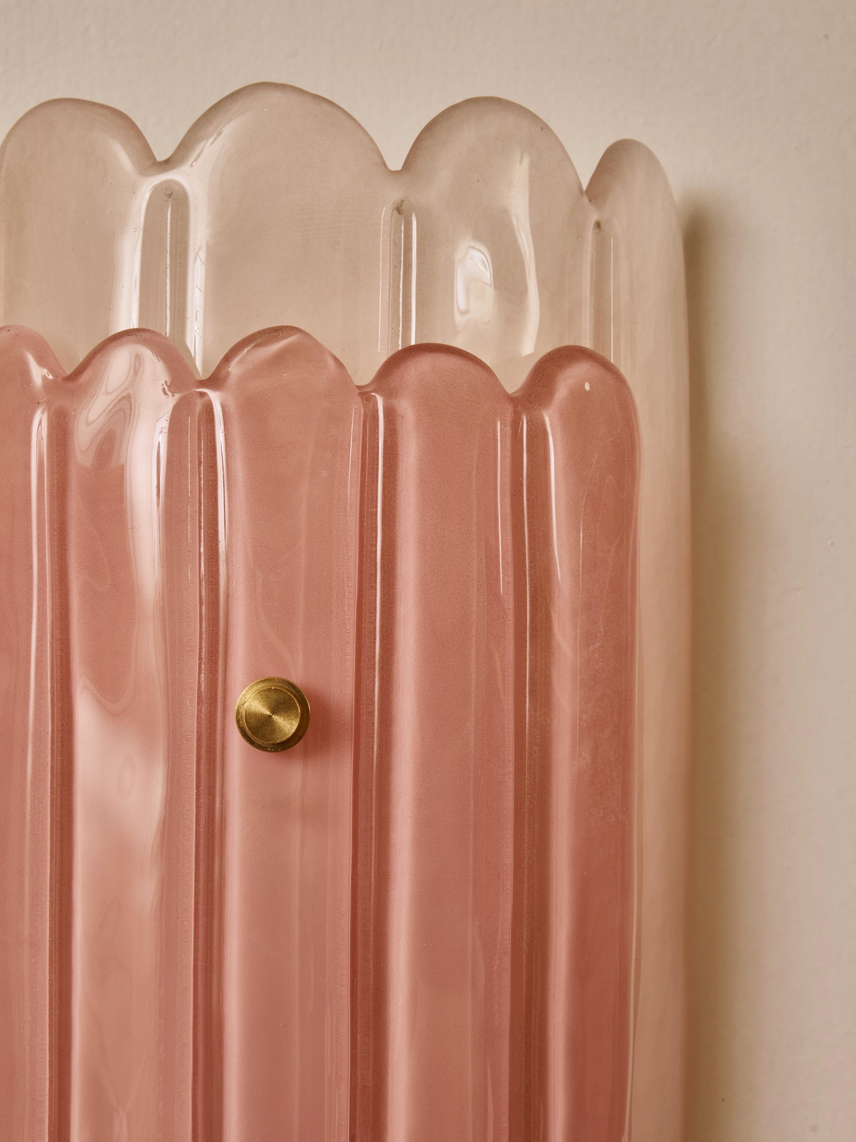 italien Appliques en verre de Murano teinté rose par Studio Glustin en vente