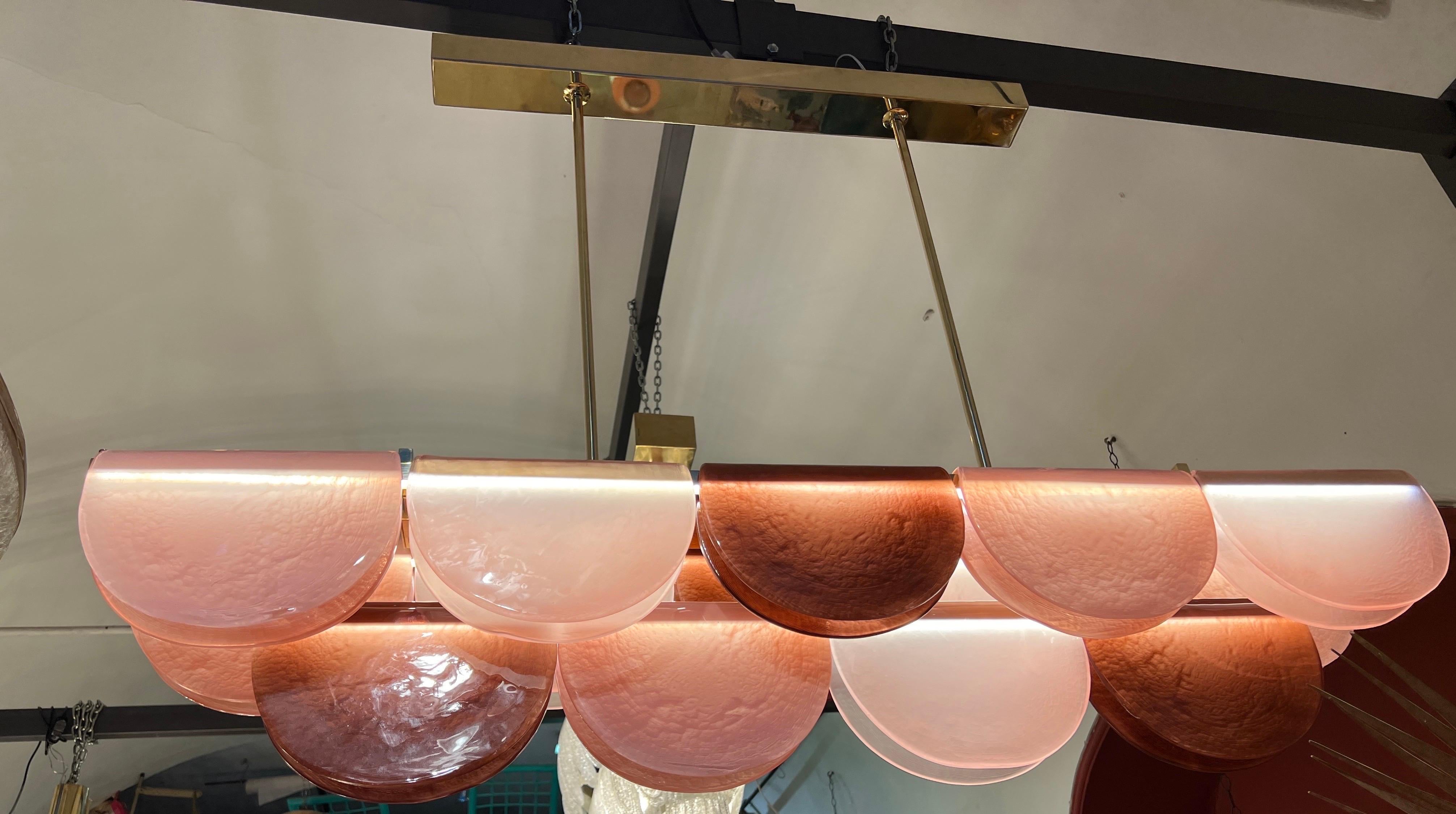 Moderno Lampadario in vetro di Murano nei toni del rosa con struttura in ottone e luci a led, anni '90 in vendita