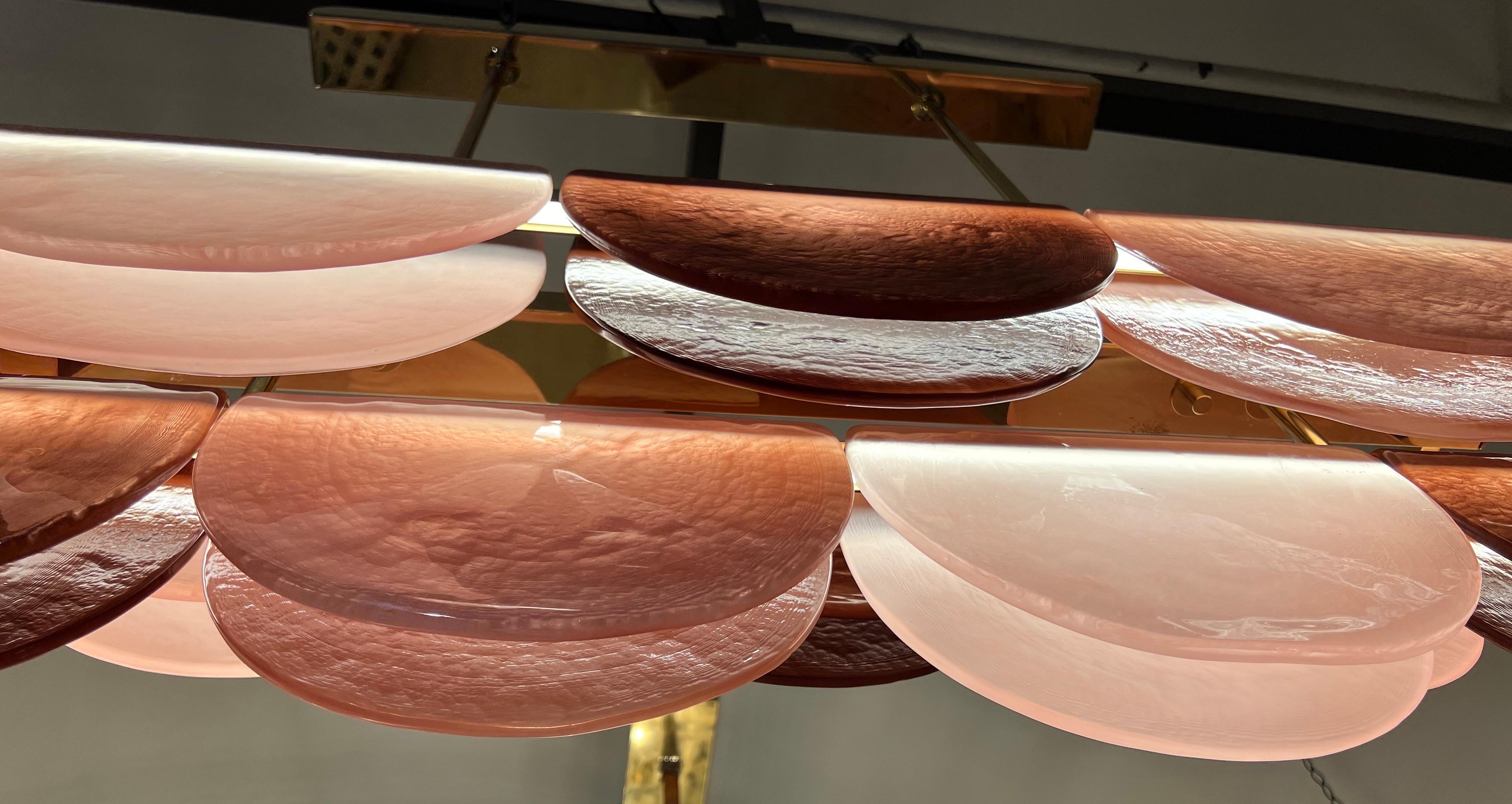 Lampadario in vetro di Murano nei toni del rosa con struttura in ottone e luci a led, anni '90 In condizioni ottime in vendita a Florence, IT