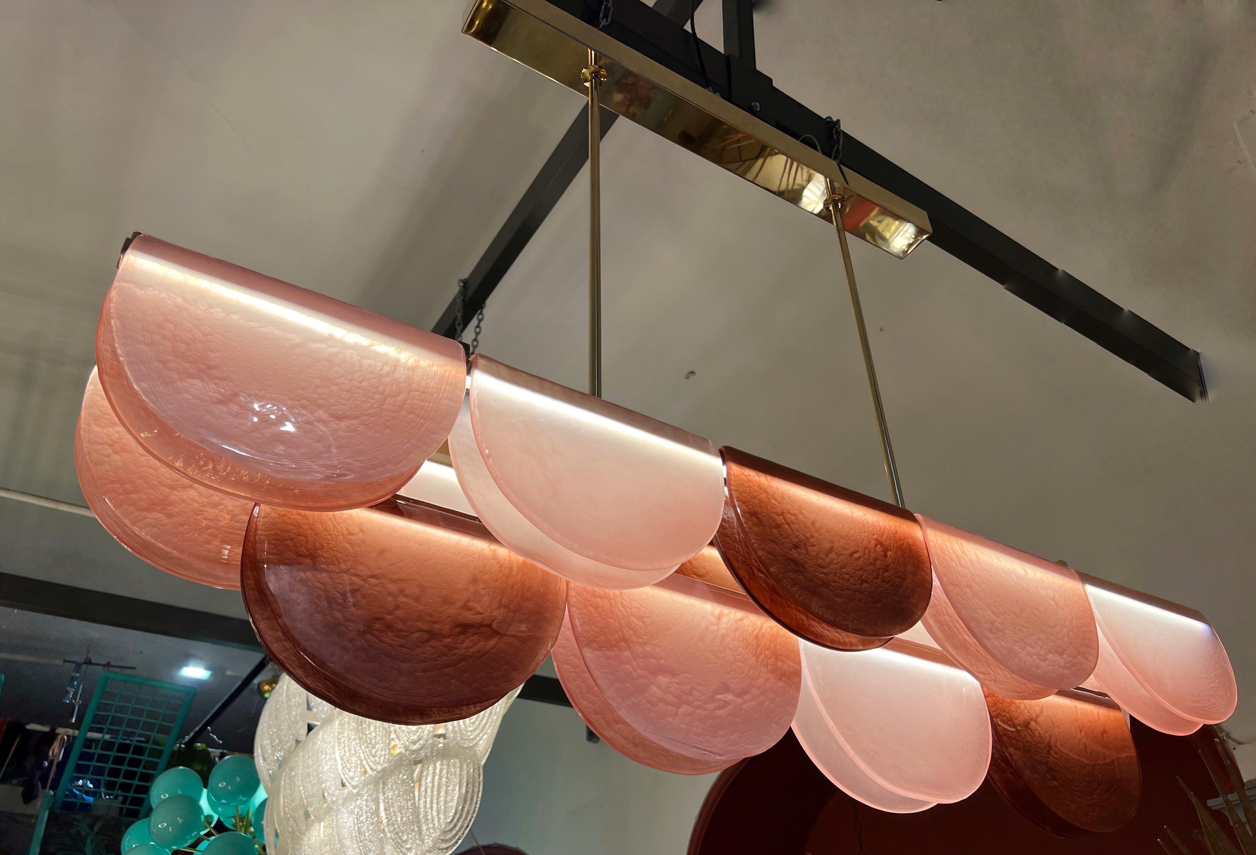 Fine XX secolo Lampadario in vetro di Murano nei toni del rosa con struttura in ottone e luci a led, anni '90 in vendita