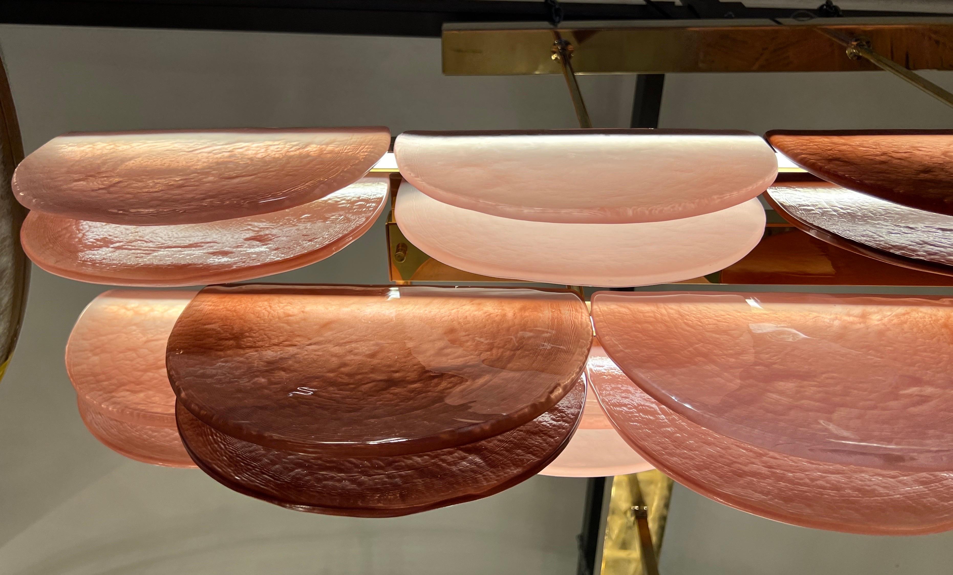 Ottone Lampadario in vetro di Murano nei toni del rosa con struttura in ottone e luci a led, anni '90 in vendita