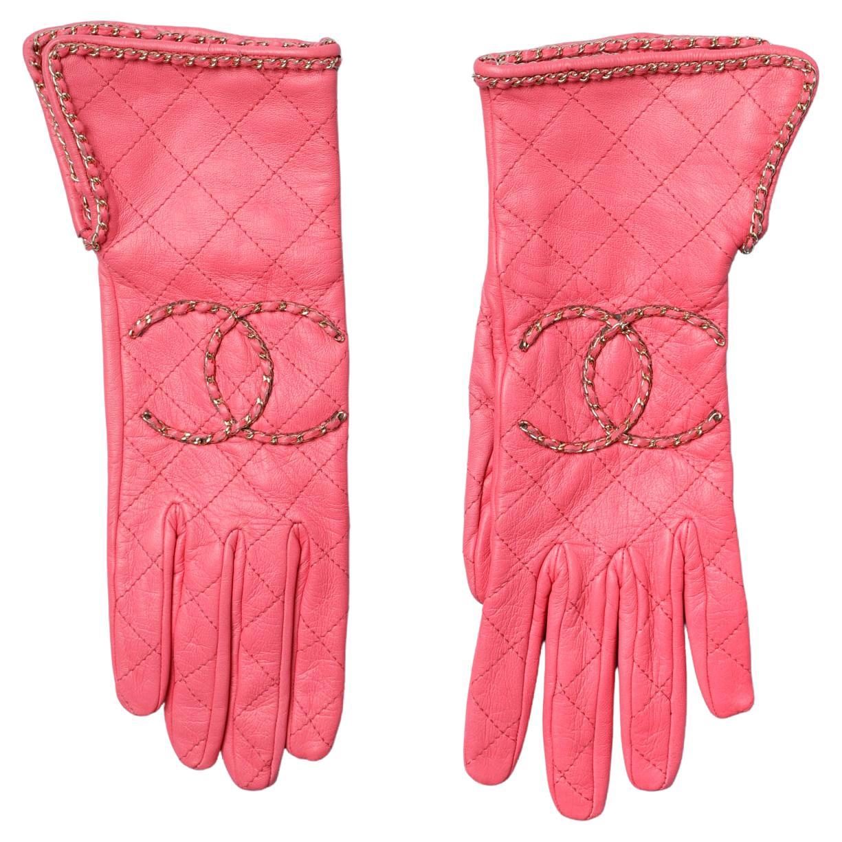 Pink top-stitched leather gloves with "double C" in chain Chanel 