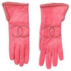 Pink top-stitched leather gloves with "double C" in chain Chanel 