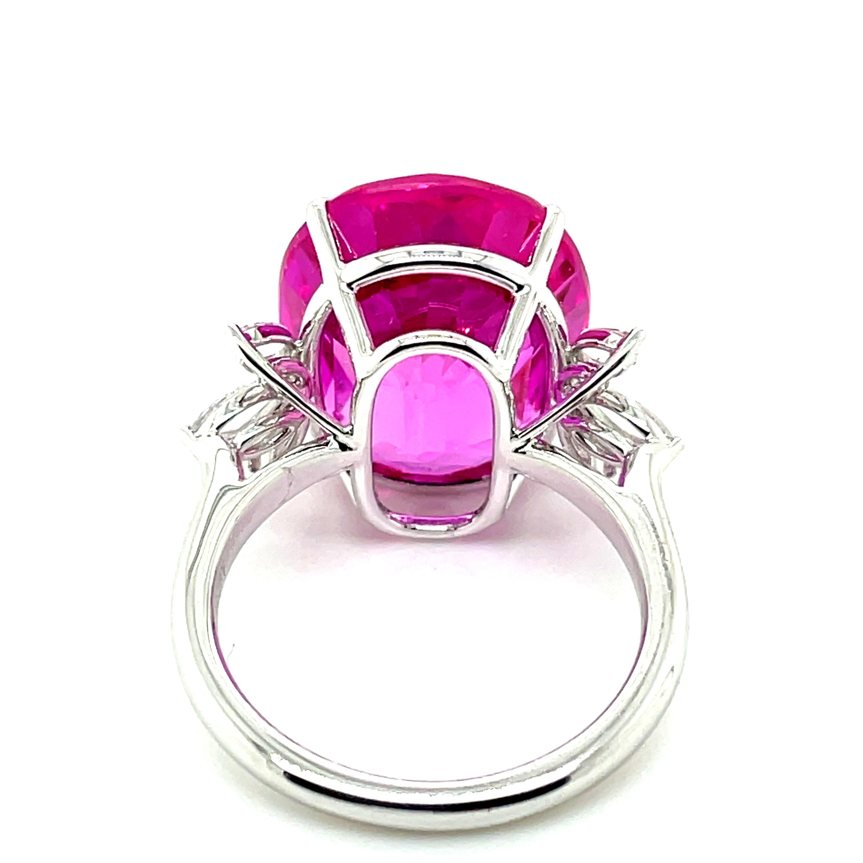 Contemporaneo Anello di fidanzamento a marquise con topazio rosa e diamanti in vendita
